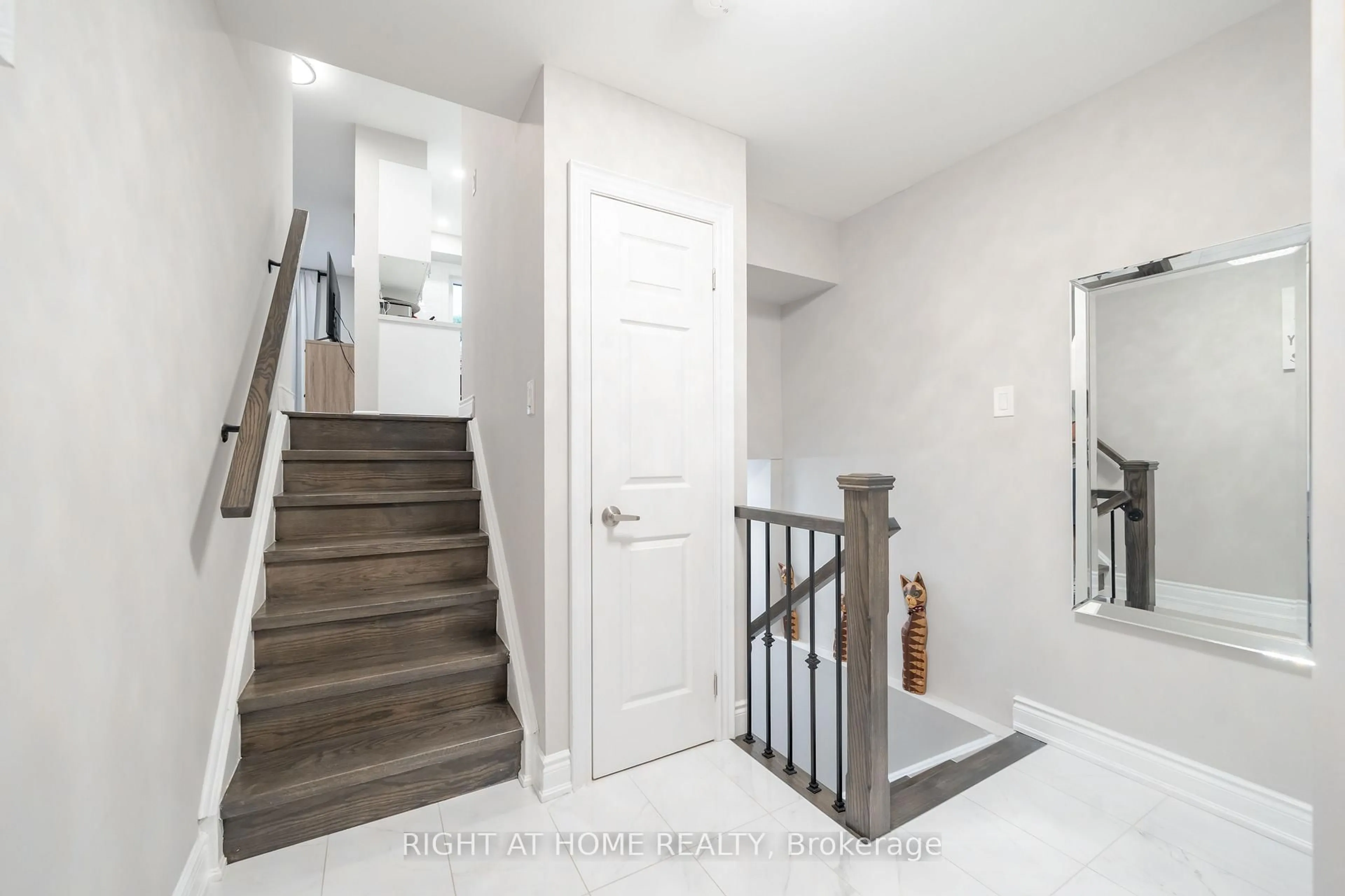 Indoor entryway for 9 Royal Cedar Crt, East Gwillimbury Ontario L9N 1R7