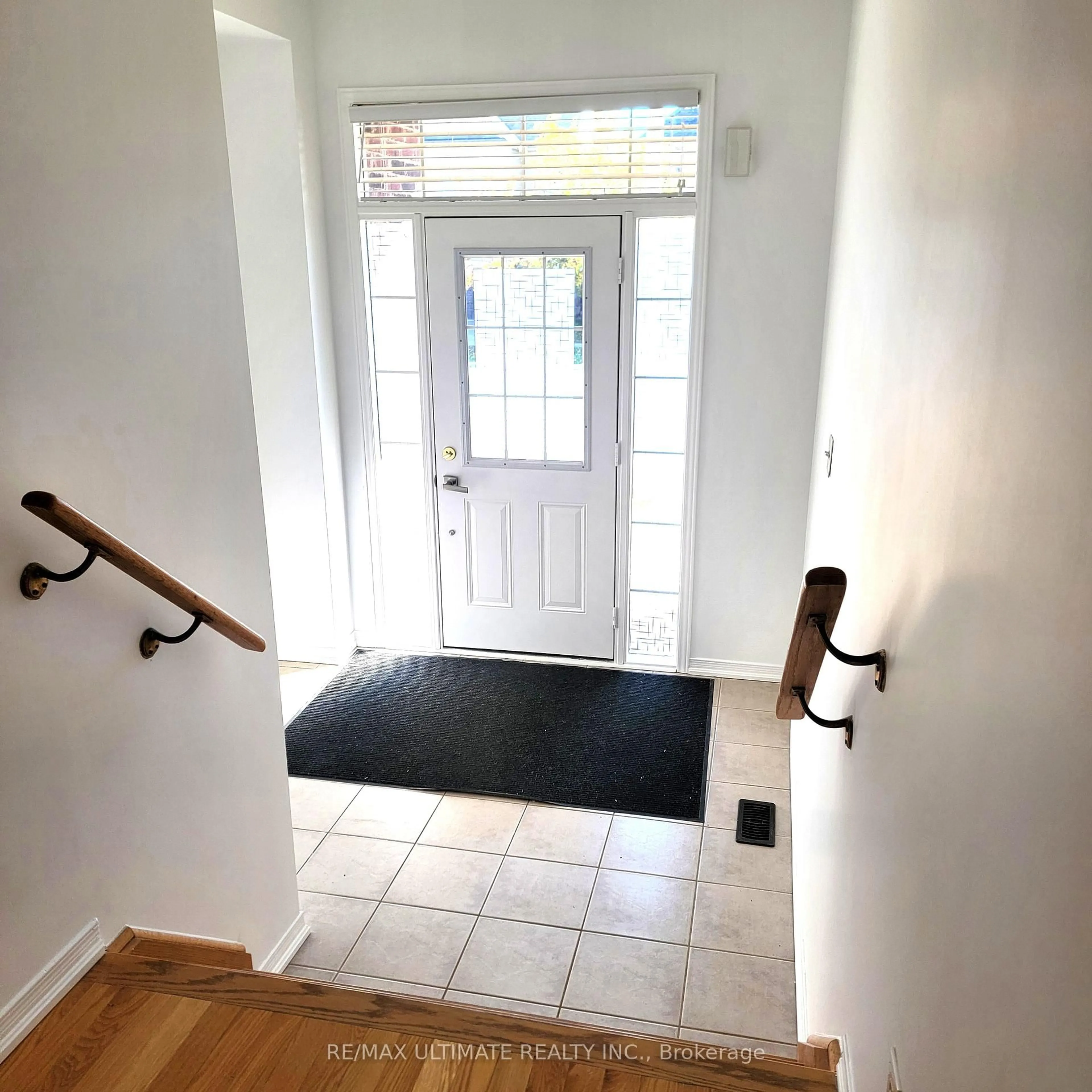 Indoor entryway for 578 Reeves Way Blvd, Whitchurch-Stouffville Ontario L4A 0T3