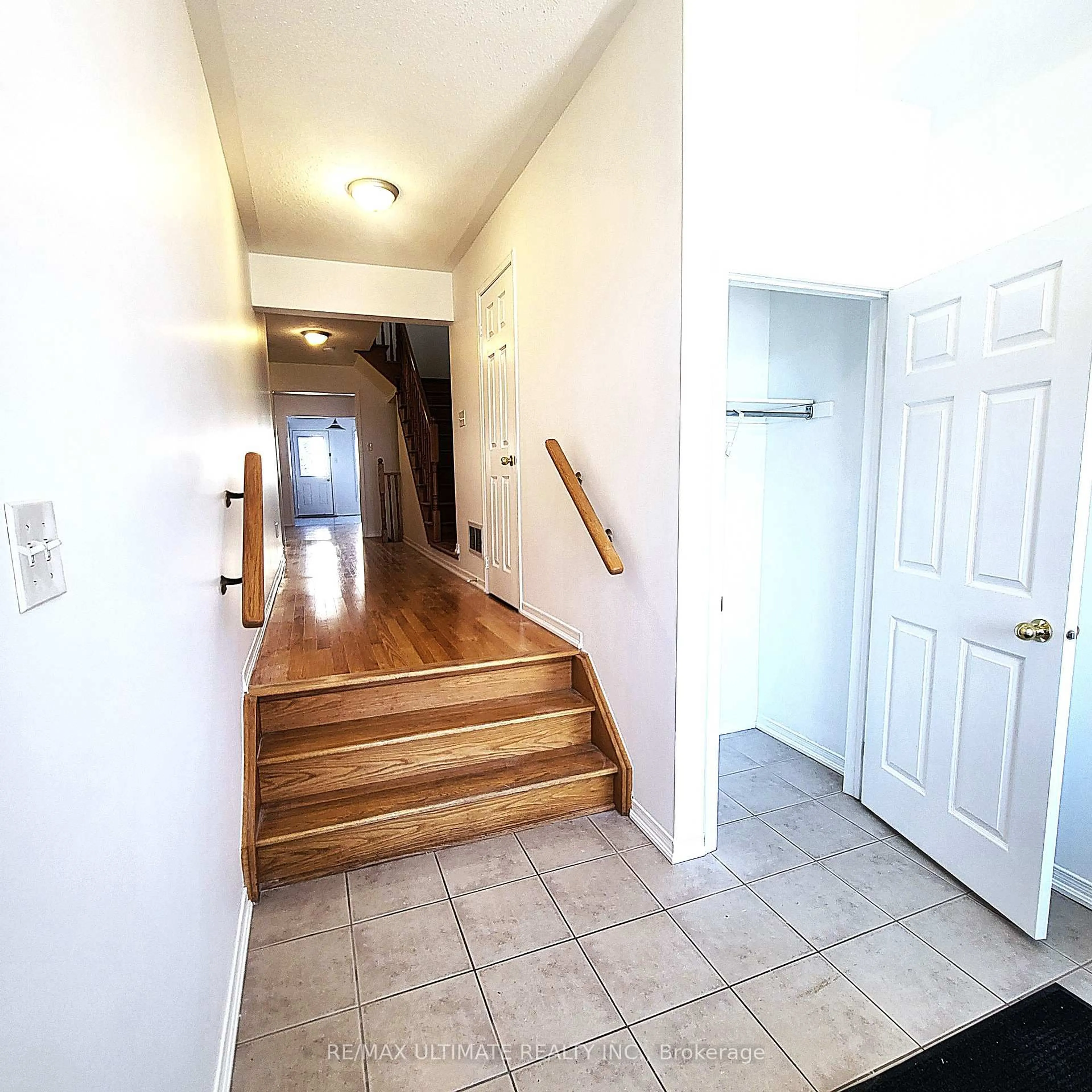 Indoor foyer for 578 Reeves Way Blvd, Whitchurch-Stouffville Ontario L4A 0T3