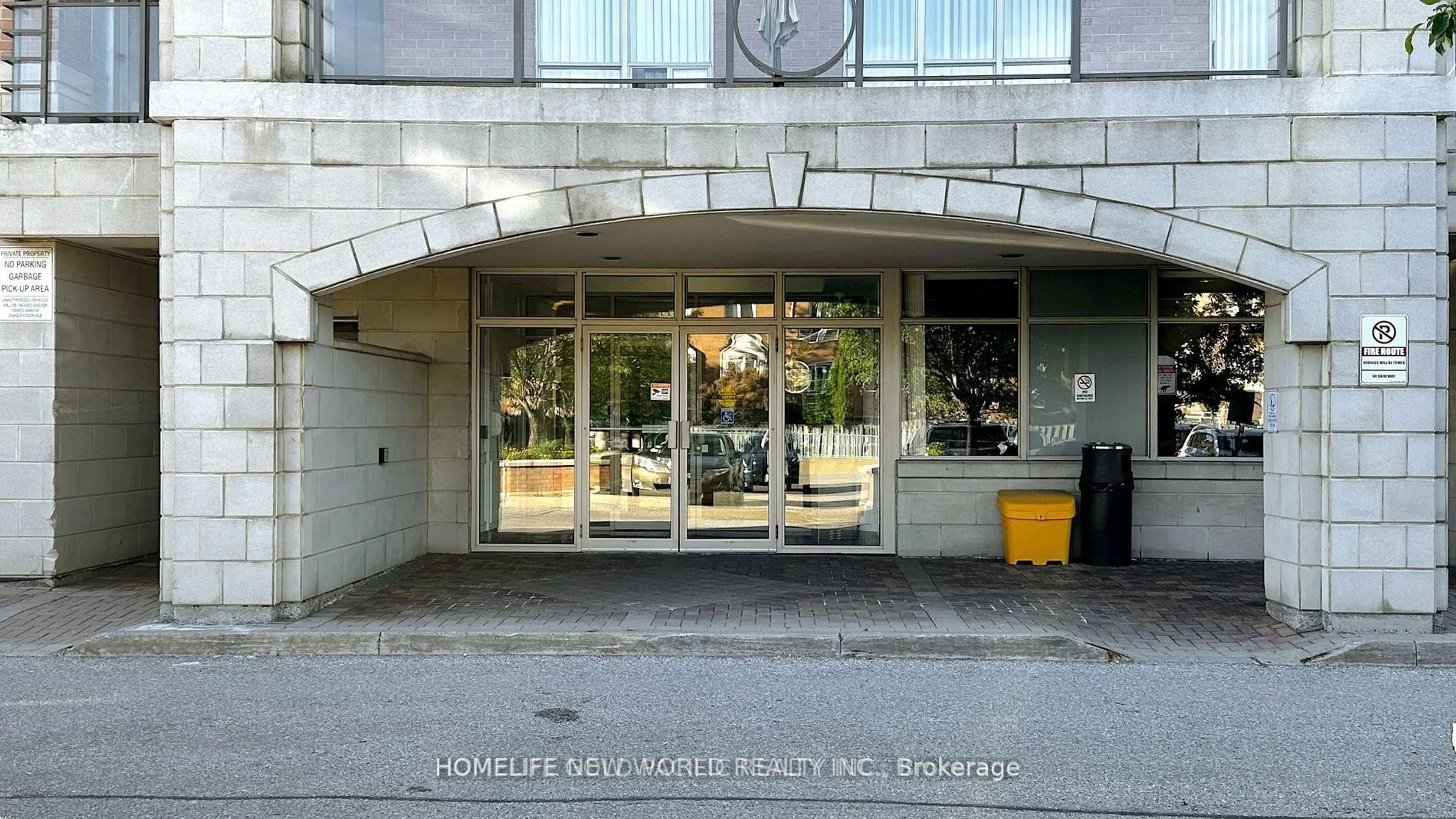 Indoor foyer for 130 Pond Dr #301, Markham Ontario L3T 7W5