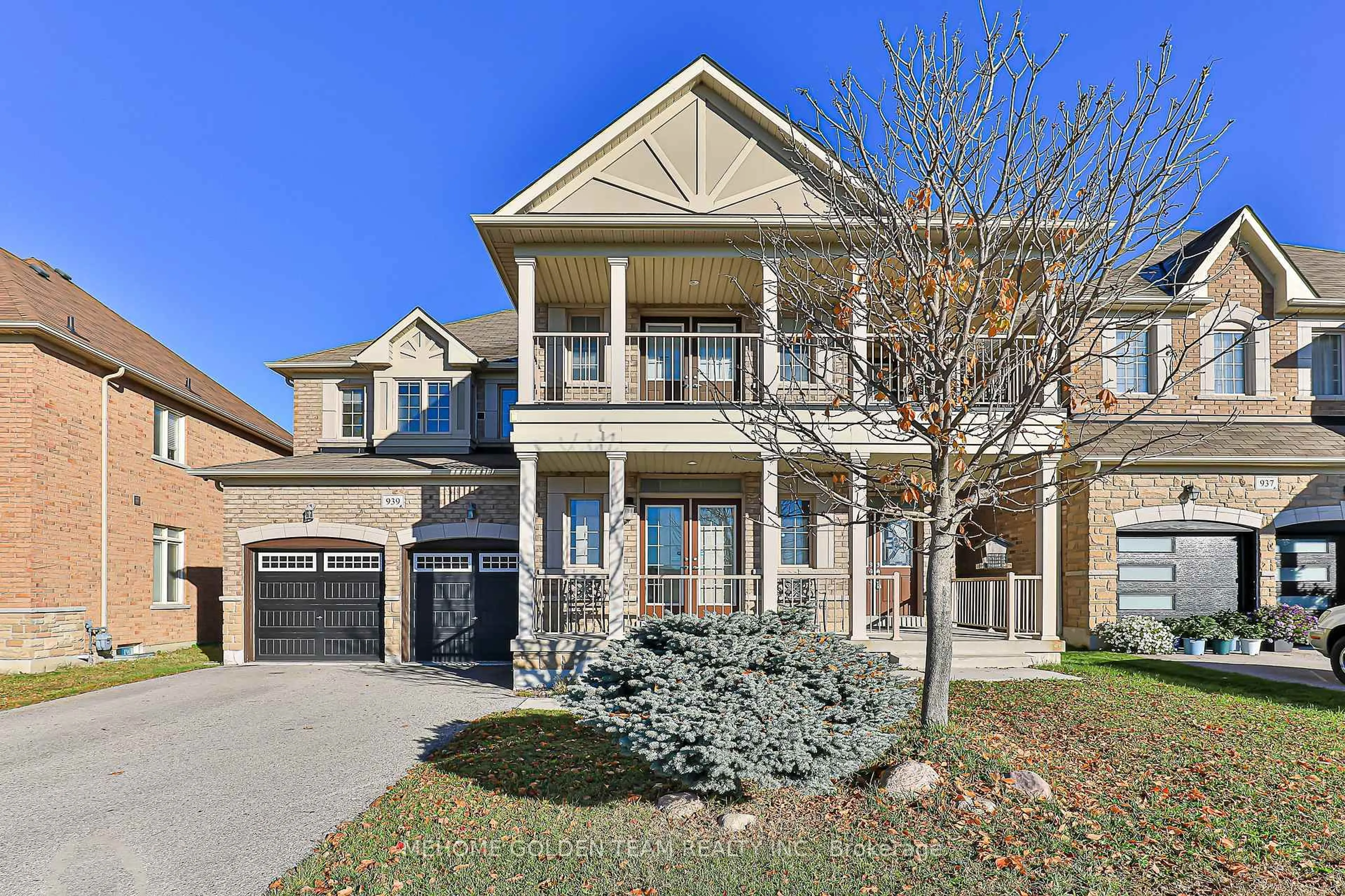 Home with brick exterior material, street for 939 Memorial Circ, Newmarket Ontario L3X 0B5