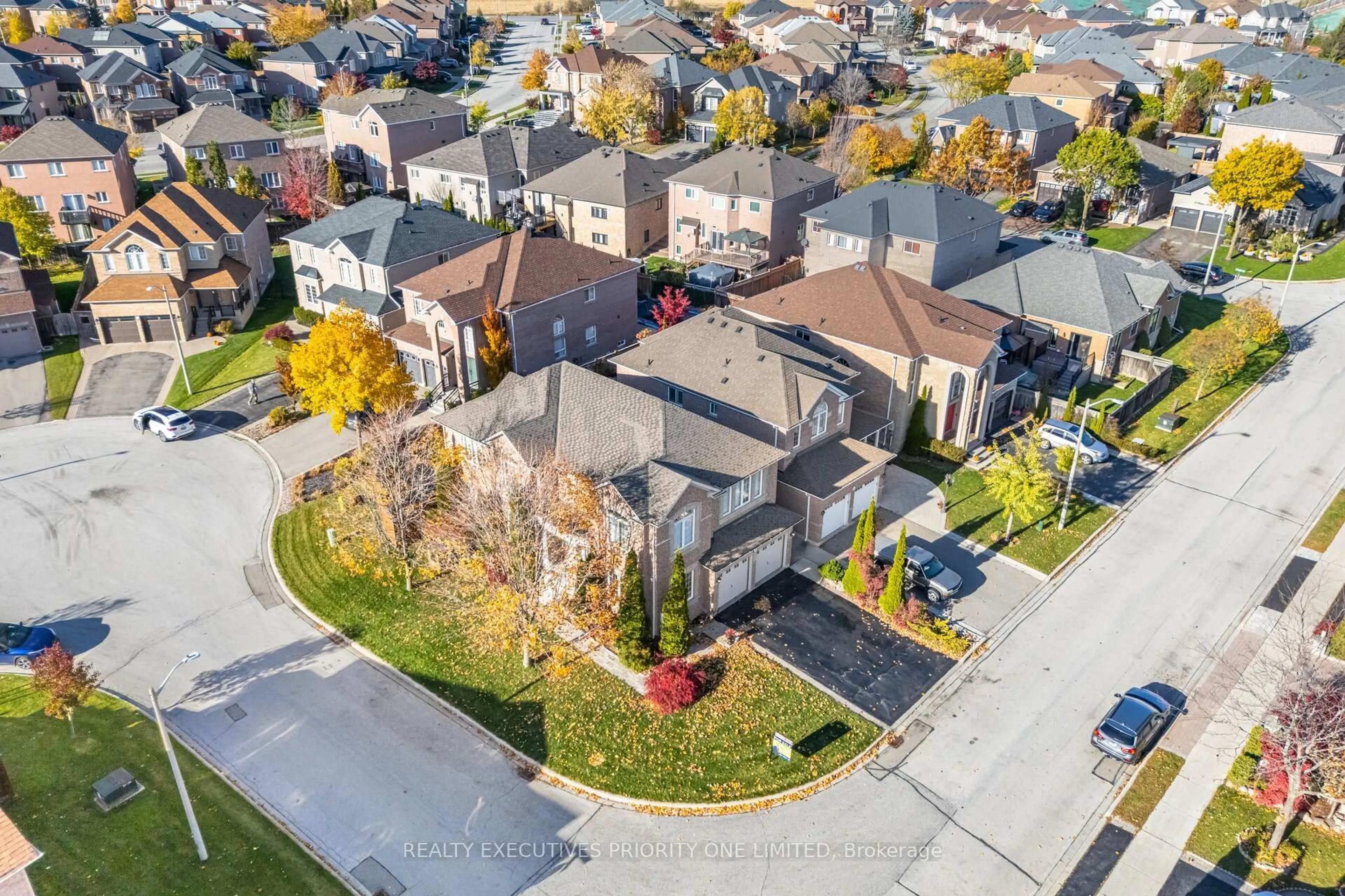 A pic from outside/outdoor area/front of a property/back of a property/a pic from drone, street for 56 Regency View Hts, Vaughan Ontario L6A 3T8
