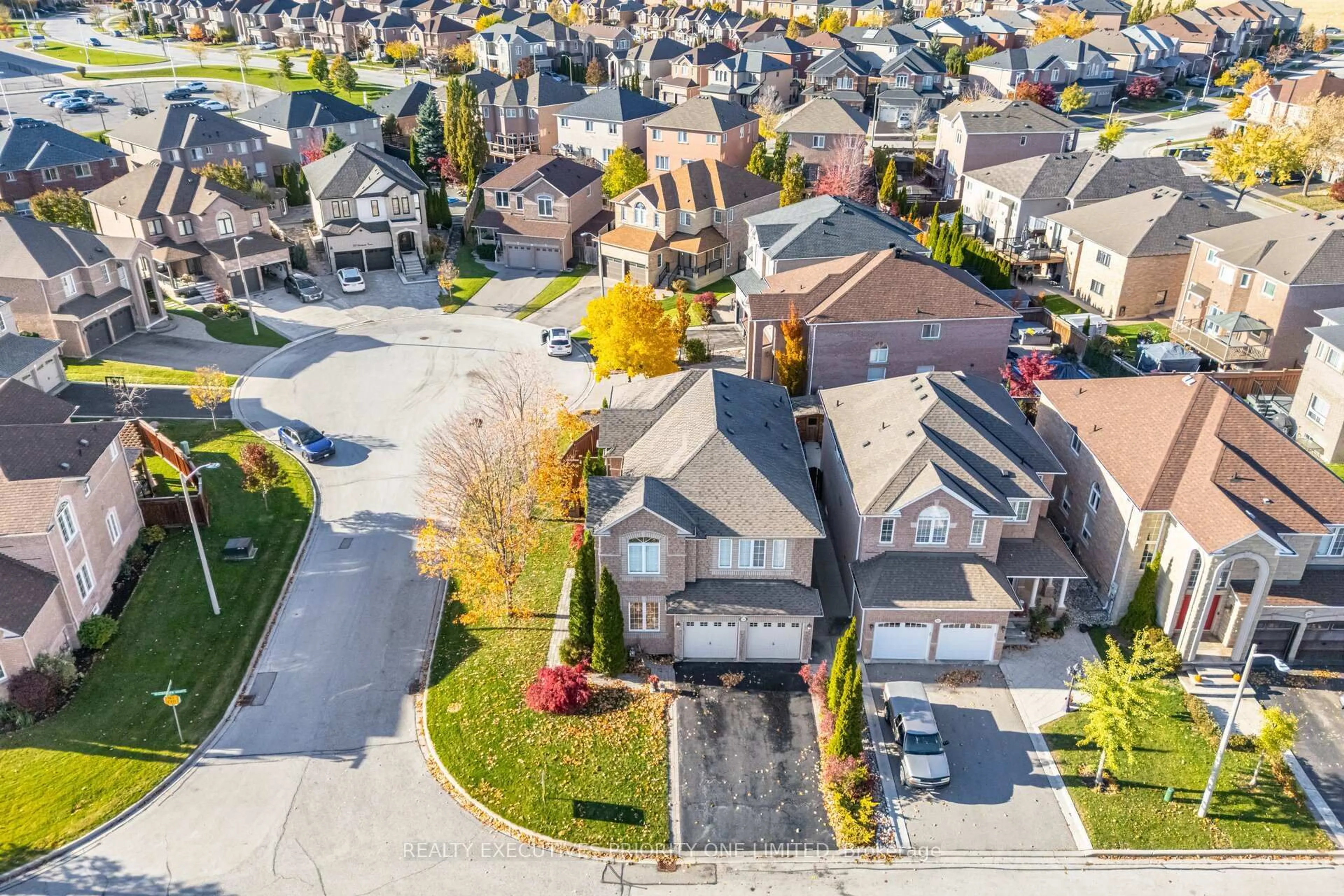 A pic from outside/outdoor area/front of a property/back of a property/a pic from drone, street for 56 Regency View Hts, Vaughan Ontario L6A 3T8