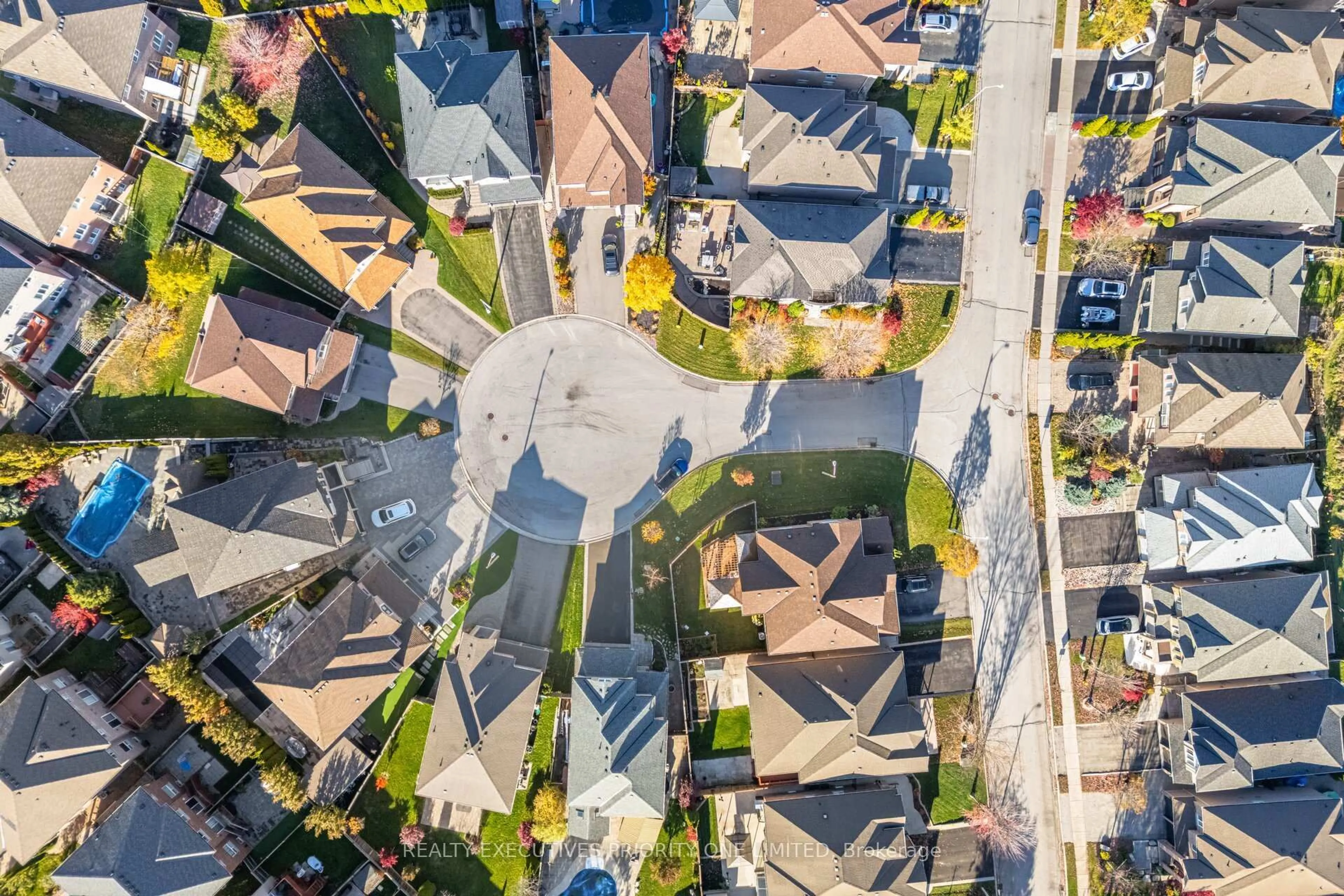 A pic from outside/outdoor area/front of a property/back of a property/a pic from drone, street for 56 Regency View Hts, Vaughan Ontario L6A 3T8