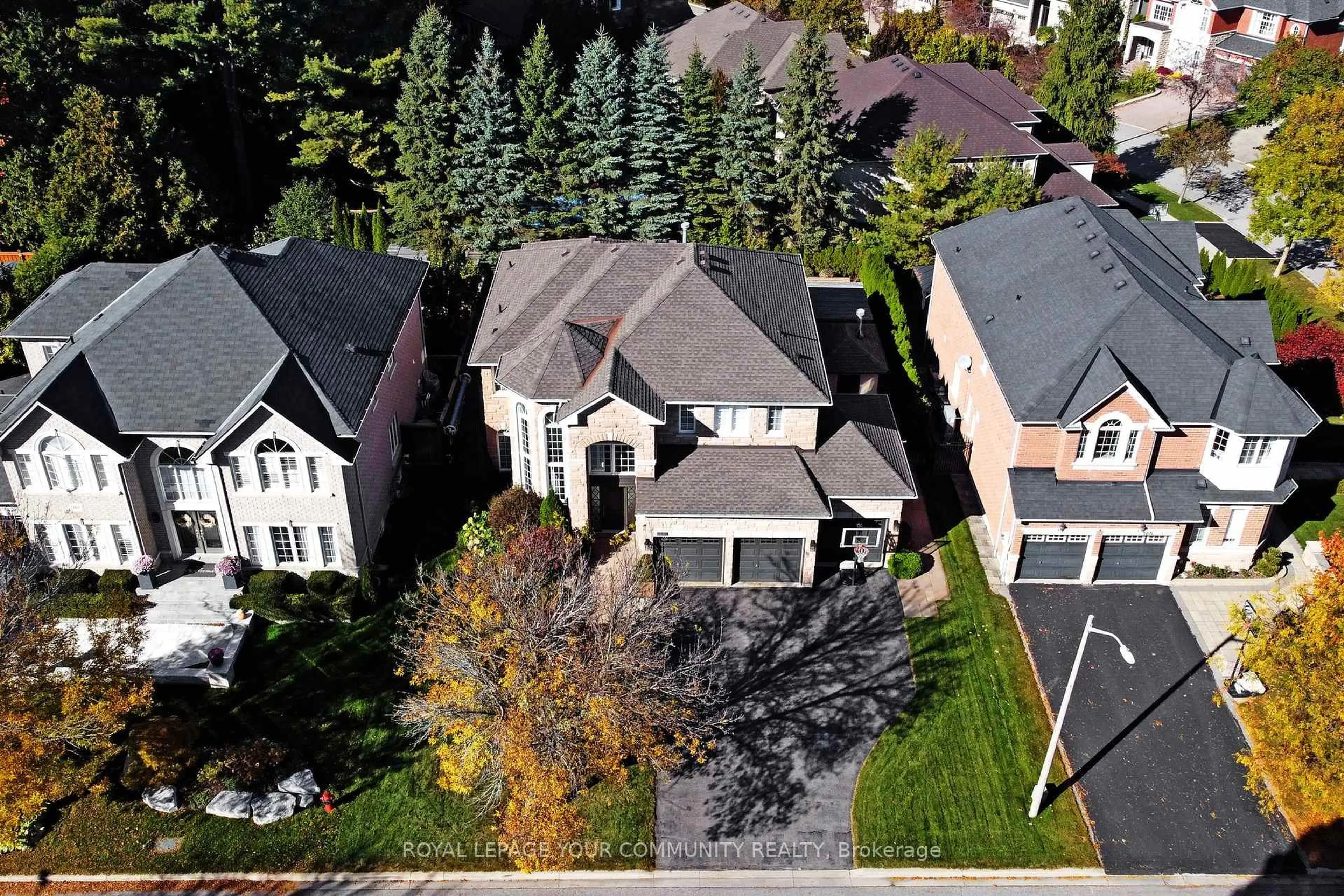 A pic from outside/outdoor area/front of a property/back of a property/a pic from drone, street for 313 Willis Dr, Aurora Ontario L4G 7M3