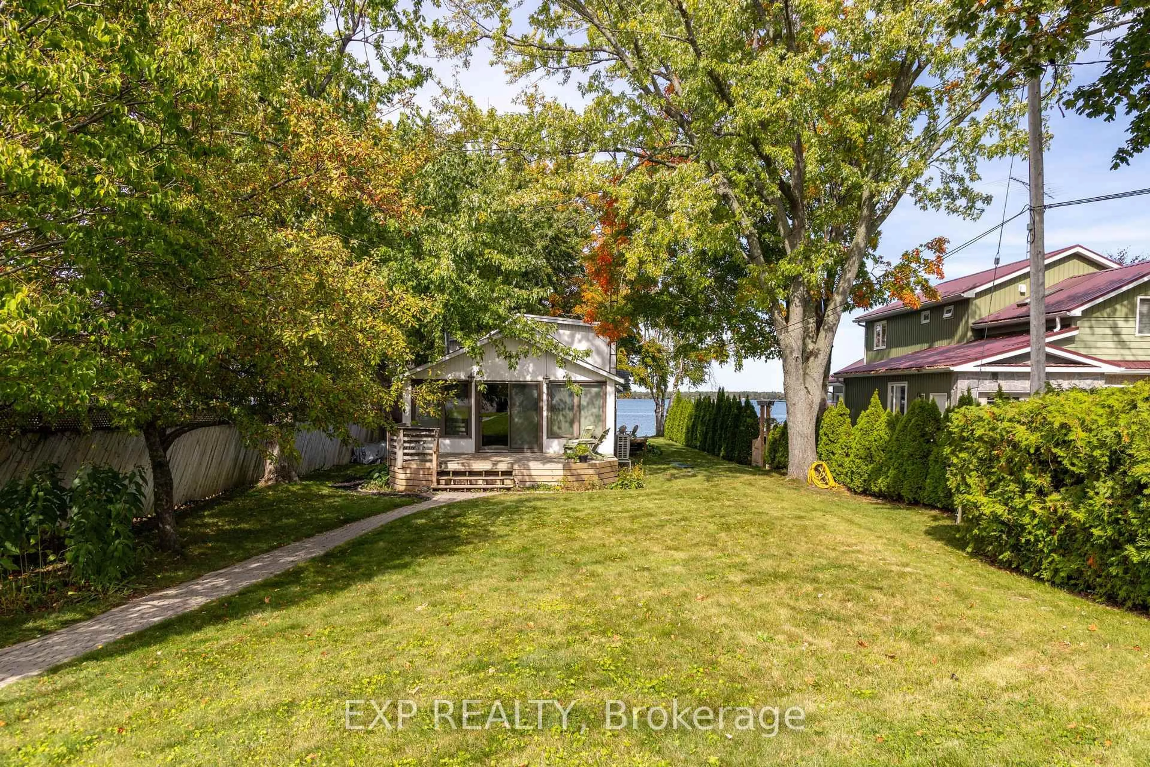 A pic from outside/outdoor area/front of a property/back of a property/a pic from drone, street for 122 Blue Heron Dr, Georgina Ontario L0E 1N0