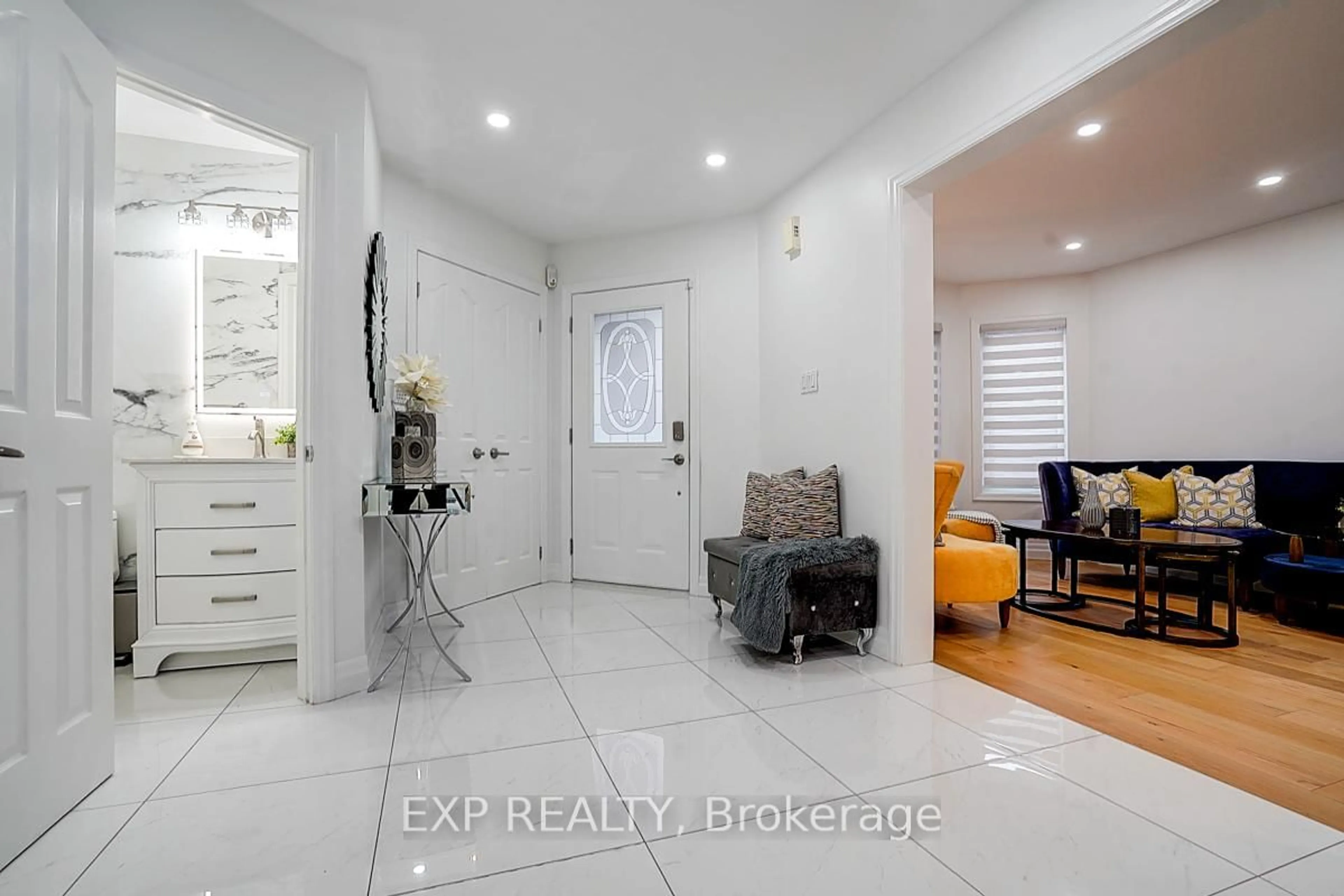 Indoor entryway for 14 Prince Dr, Bradford West Gwillimbury Ontario L3Z 3B7