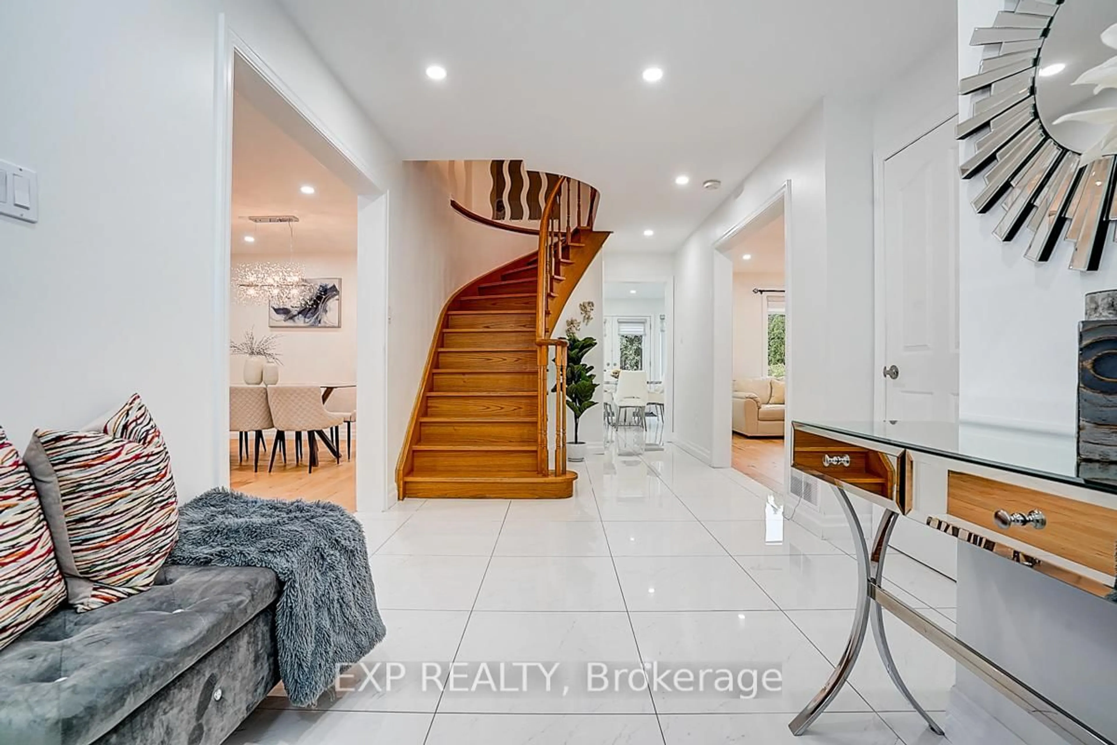 Indoor entryway for 14 Prince Dr, Bradford West Gwillimbury Ontario L3Z 3B7