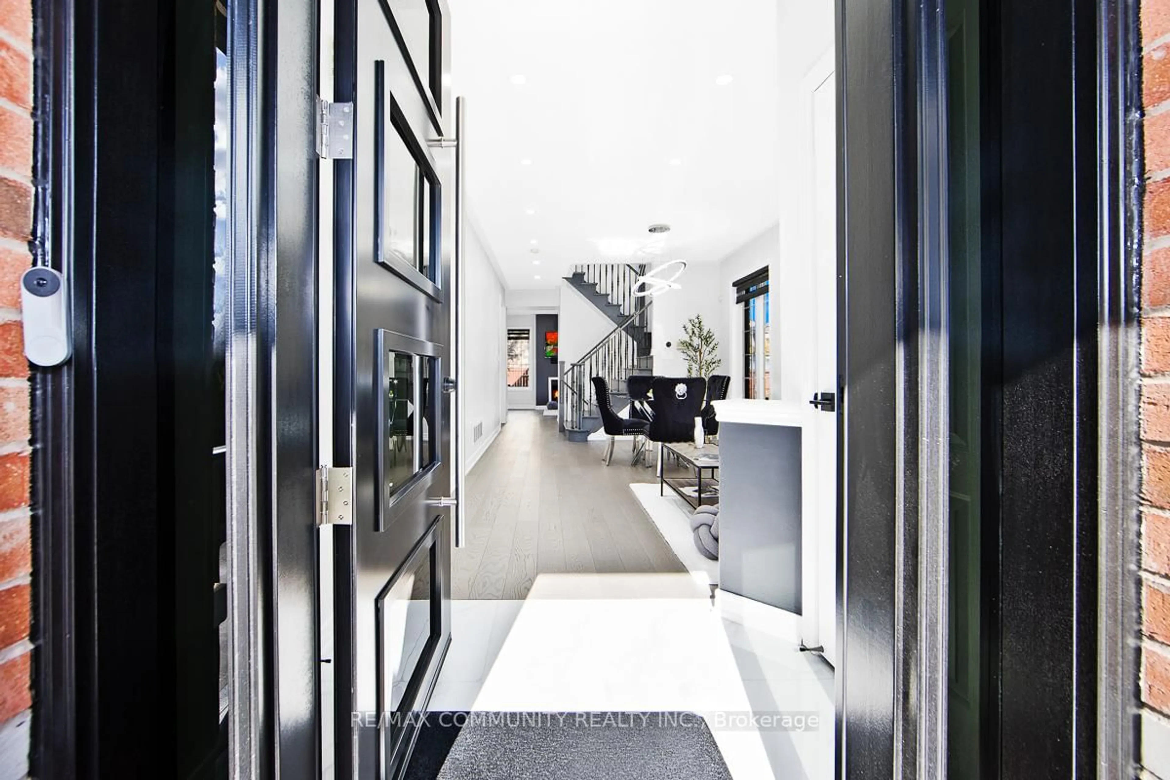 Indoor foyer for 37 Mantle Ave, Whitchurch-Stouffville Ontario L4A 0M7