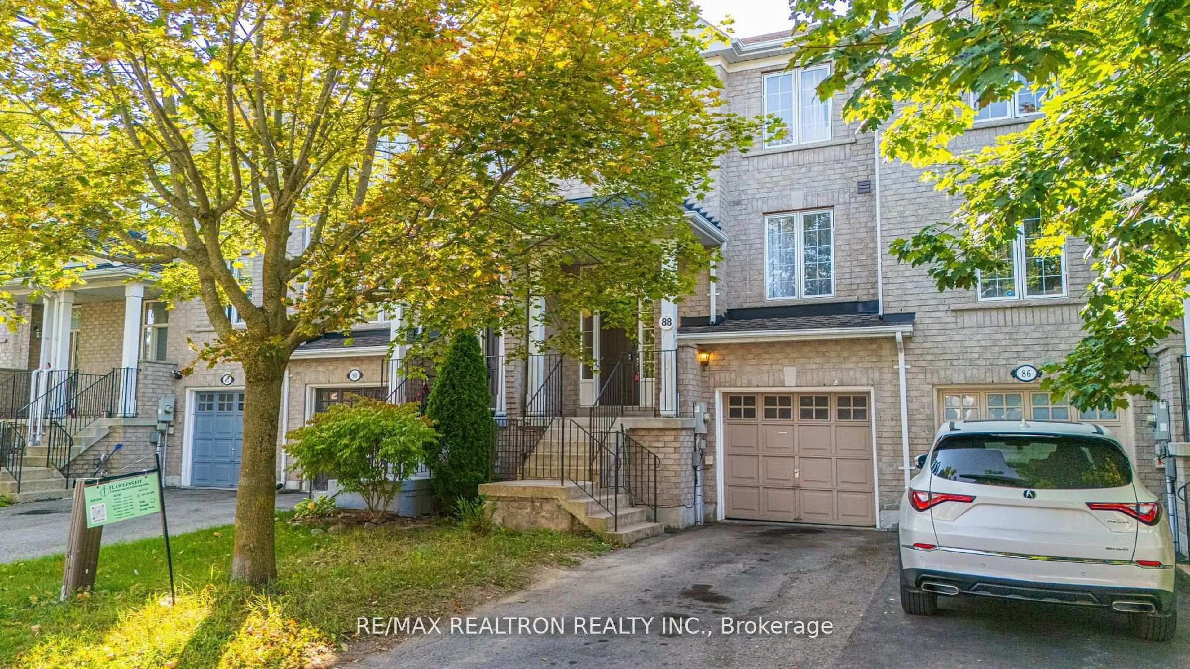 Home with brick exterior material, street for 88 Banbrooke Cres, Newmarket Ontario L3X 2W9