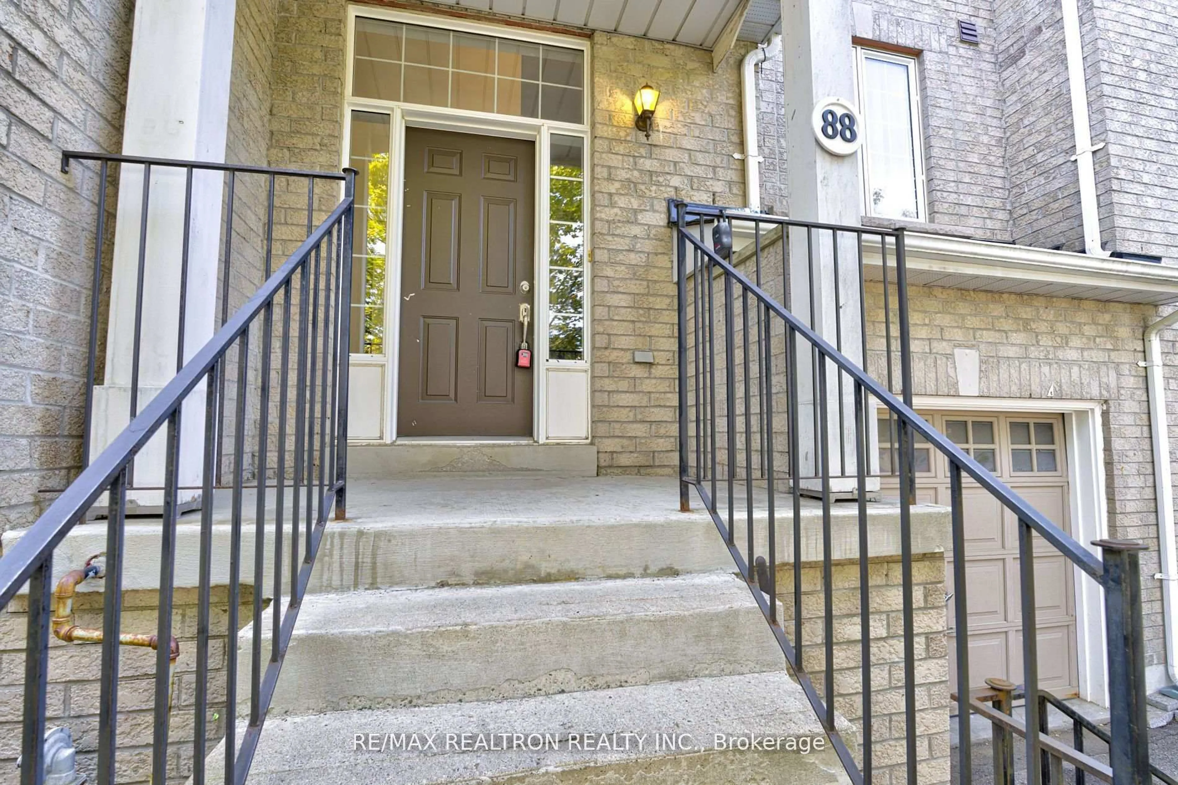 Indoor entryway for 88 Banbrooke Cres, Newmarket Ontario L3X 2W9