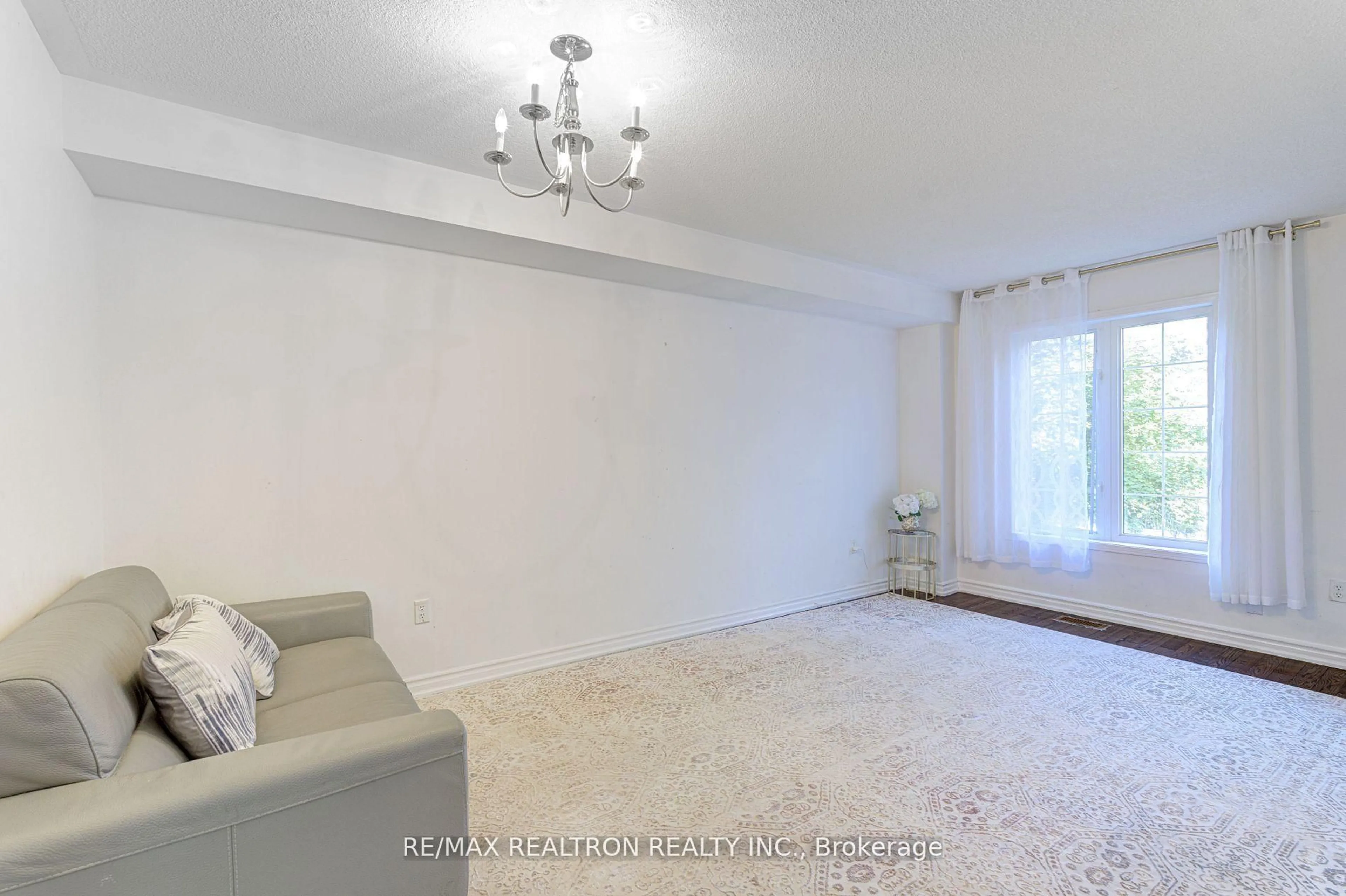 Living room with furniture, unknown for 88 Banbrooke Cres, Newmarket Ontario L3X 2W9