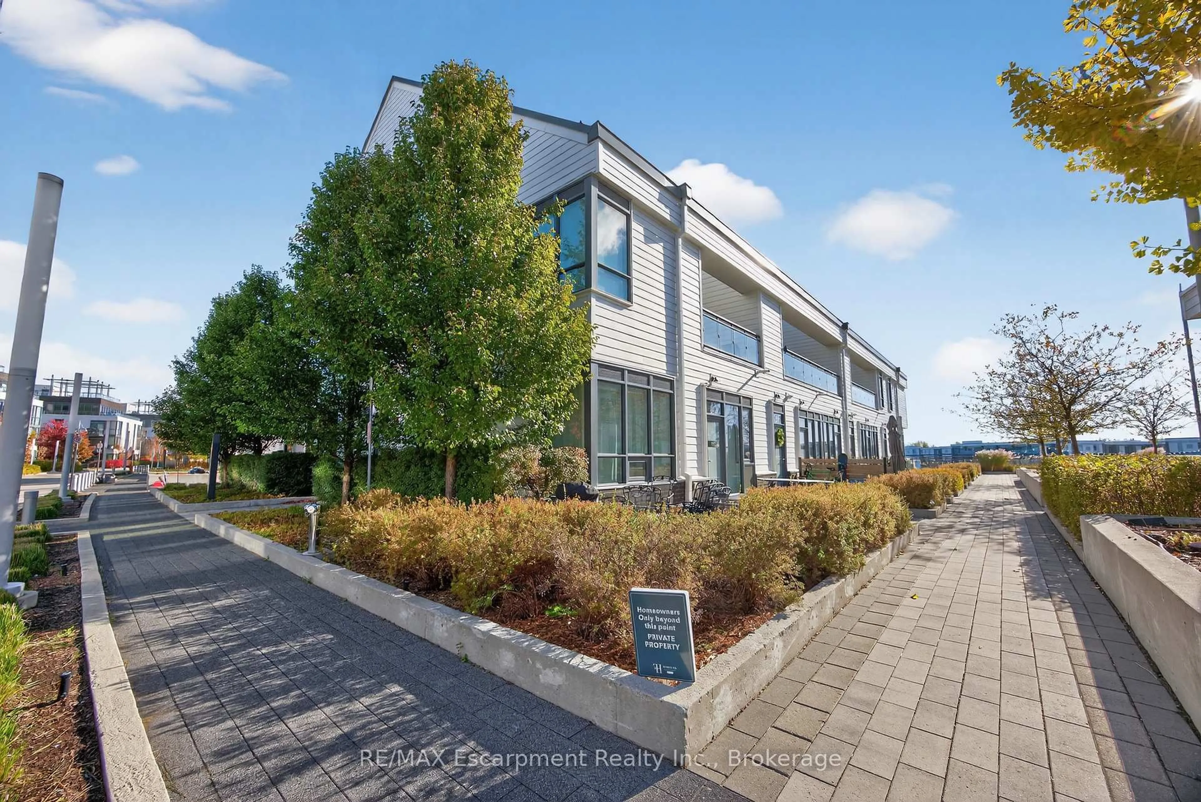 A pic from outside/outdoor area/front of a property/back of a property/a pic from drone, unknown for 317 Broward Way #125, Innisfil Ontario L9S 0M6