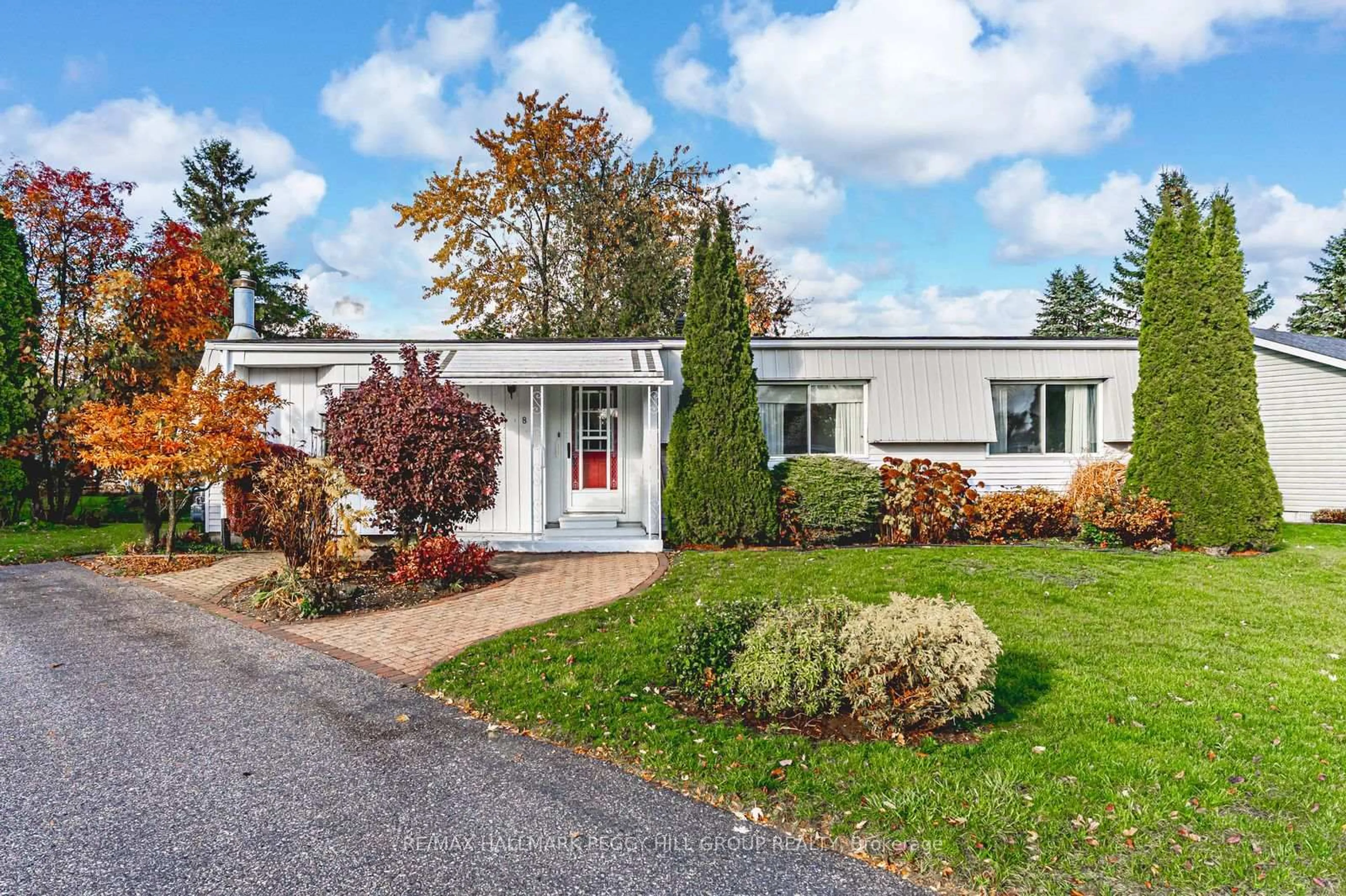 Home with vinyl exterior material, street for 8 Carmans Cove, Innisfil Ontario L9S 1R9