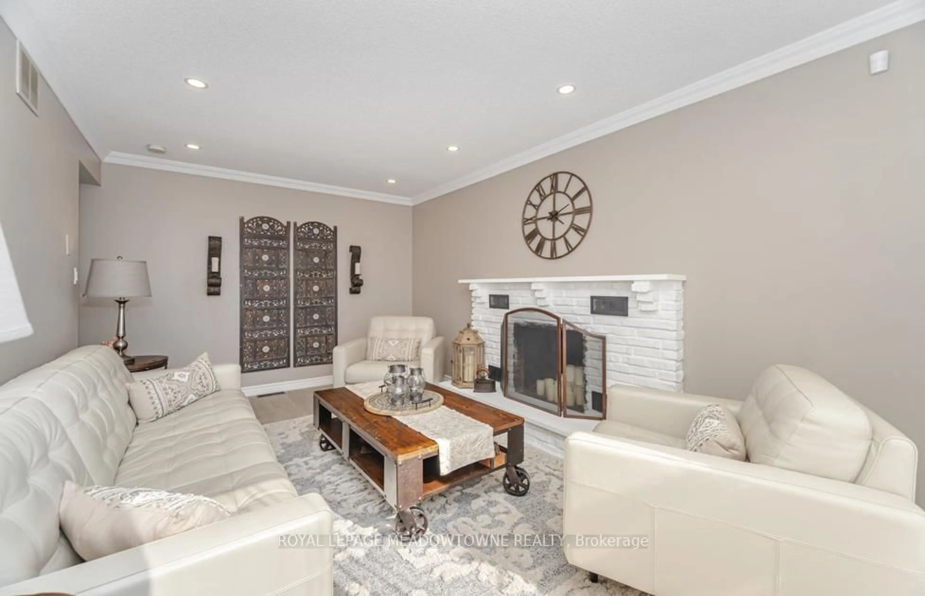 Living room with furniture, unknown for 6 Hollis Cres, East Gwillimbury Ontario L9N 1E7