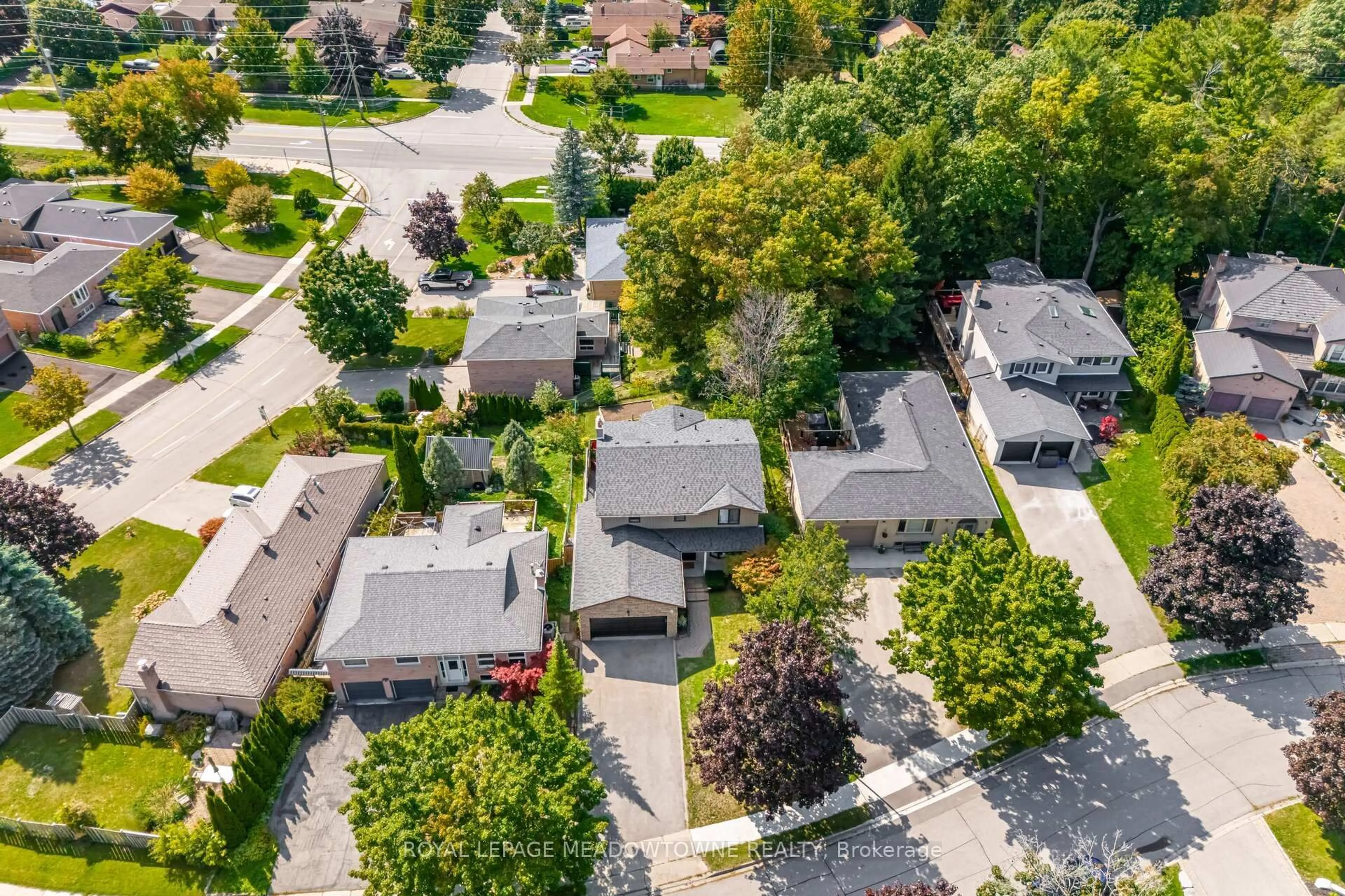 A pic from outside/outdoor area/front of a property/back of a property/a pic from drone, street for 6 Hollis Cres, East Gwillimbury Ontario L9N 1E7