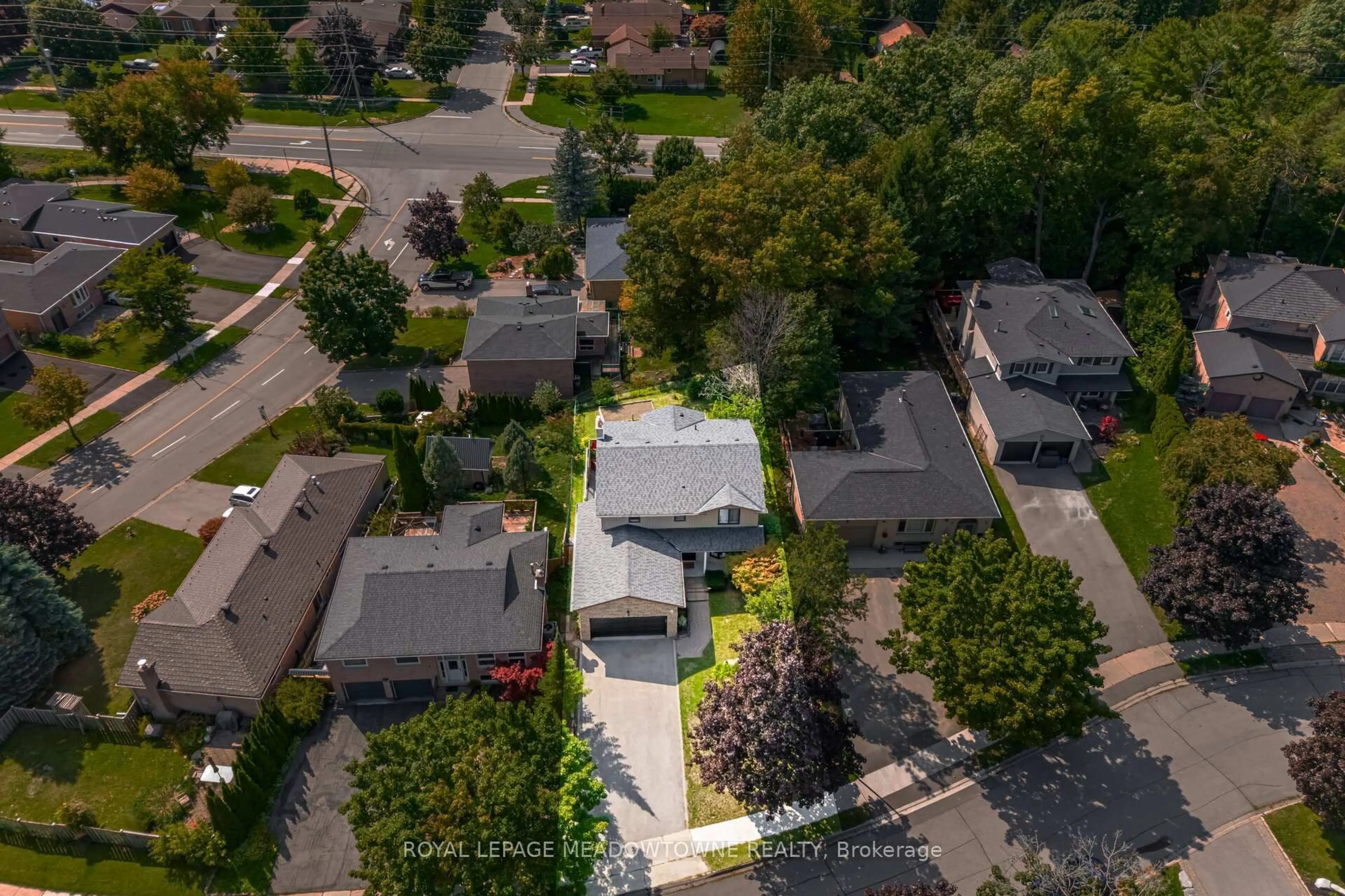 A pic from outside/outdoor area/front of a property/back of a property/a pic from drone, street for 6 Hollis Cres, East Gwillimbury Ontario L9N 1E7