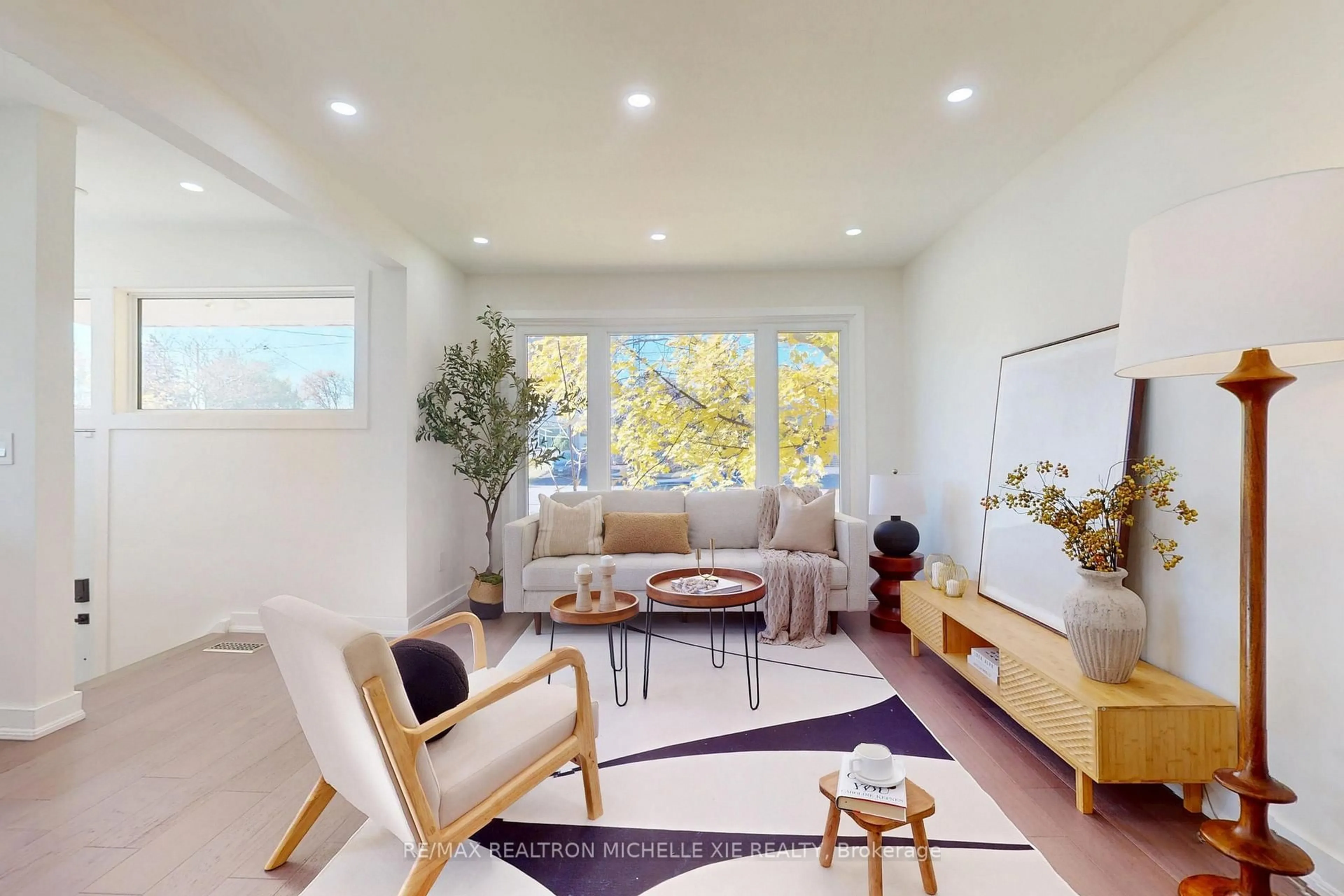 Living room with furniture, unknown for 77 Marlin Crt, Newmarket Ontario L3Y 2W7