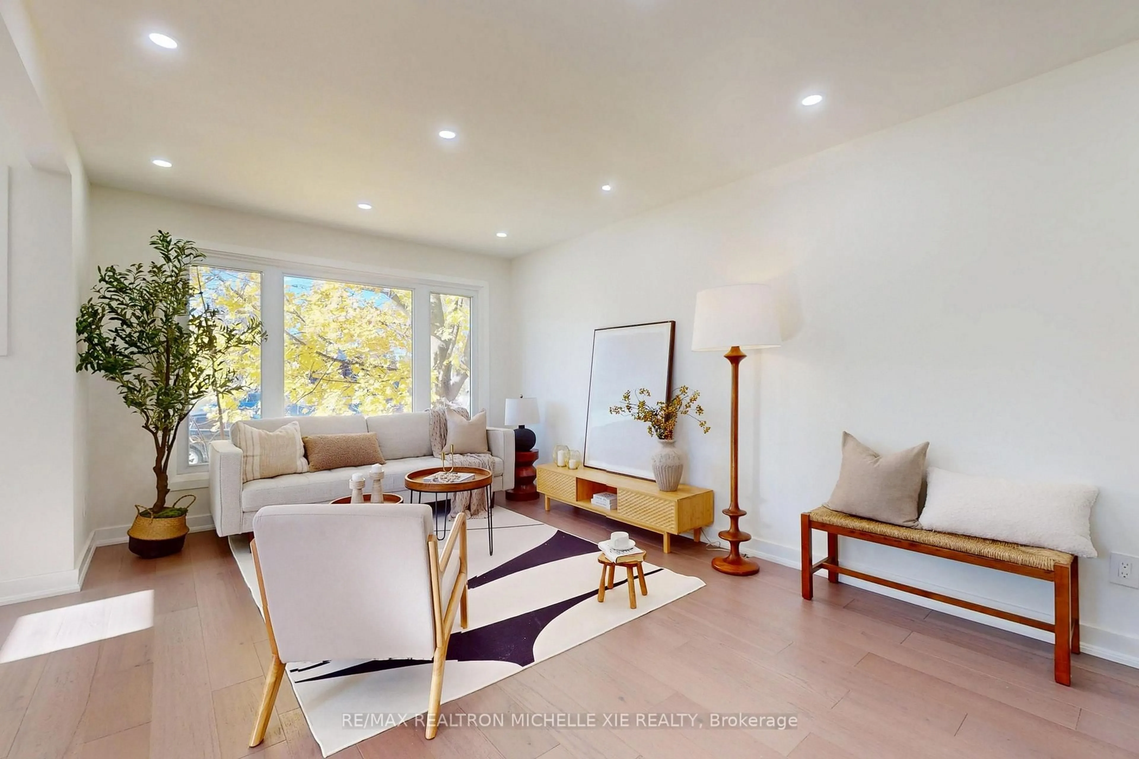 Living room with furniture, unknown for 77 Marlin Crt, Newmarket Ontario L3Y 2W7