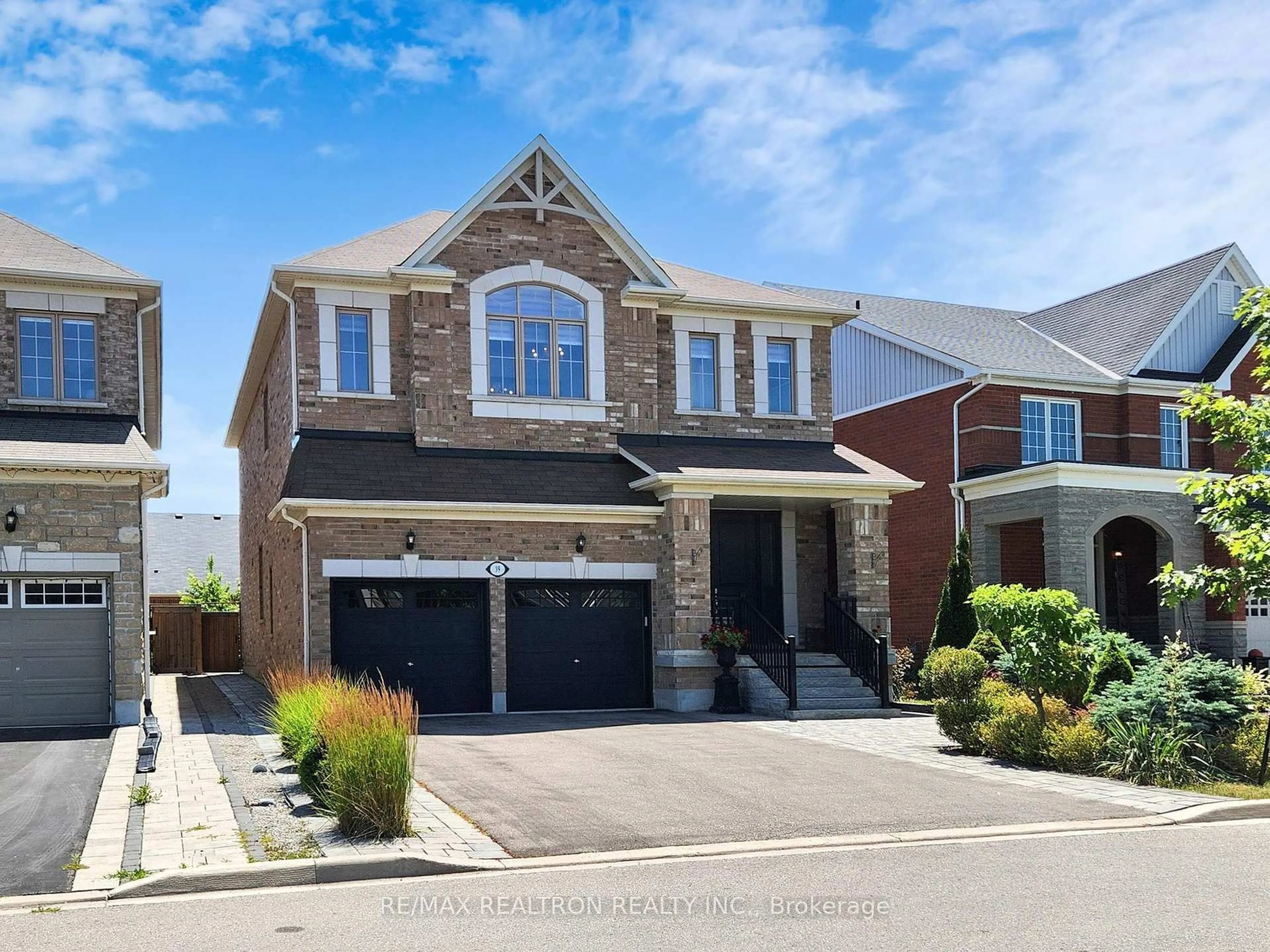Home with brick exterior material, street for 39 Aelick Crt, Bradford West Gwillimbury Ontario L3Z 0S9
