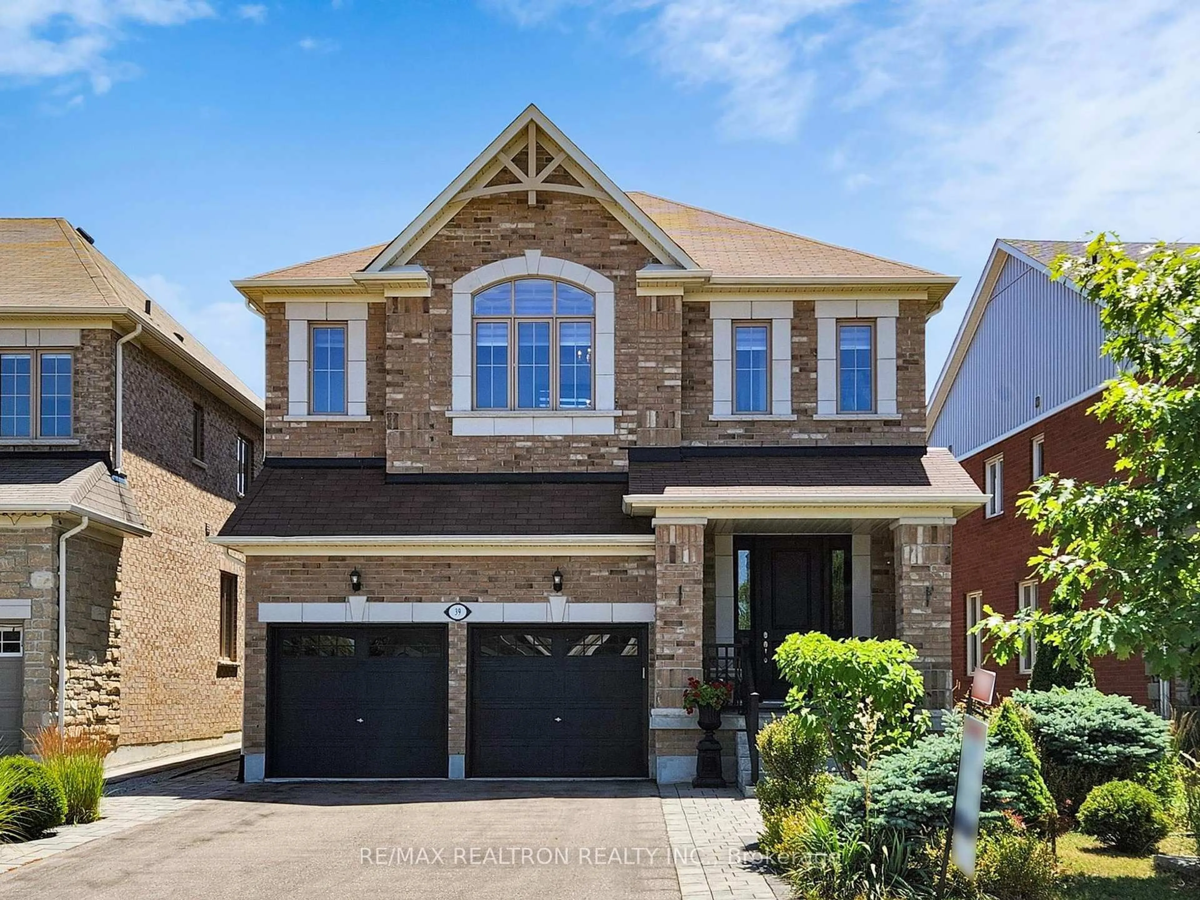 Home with brick exterior material, street for 39 Aelick Crt, Bradford West Gwillimbury Ontario L3Z 0S9