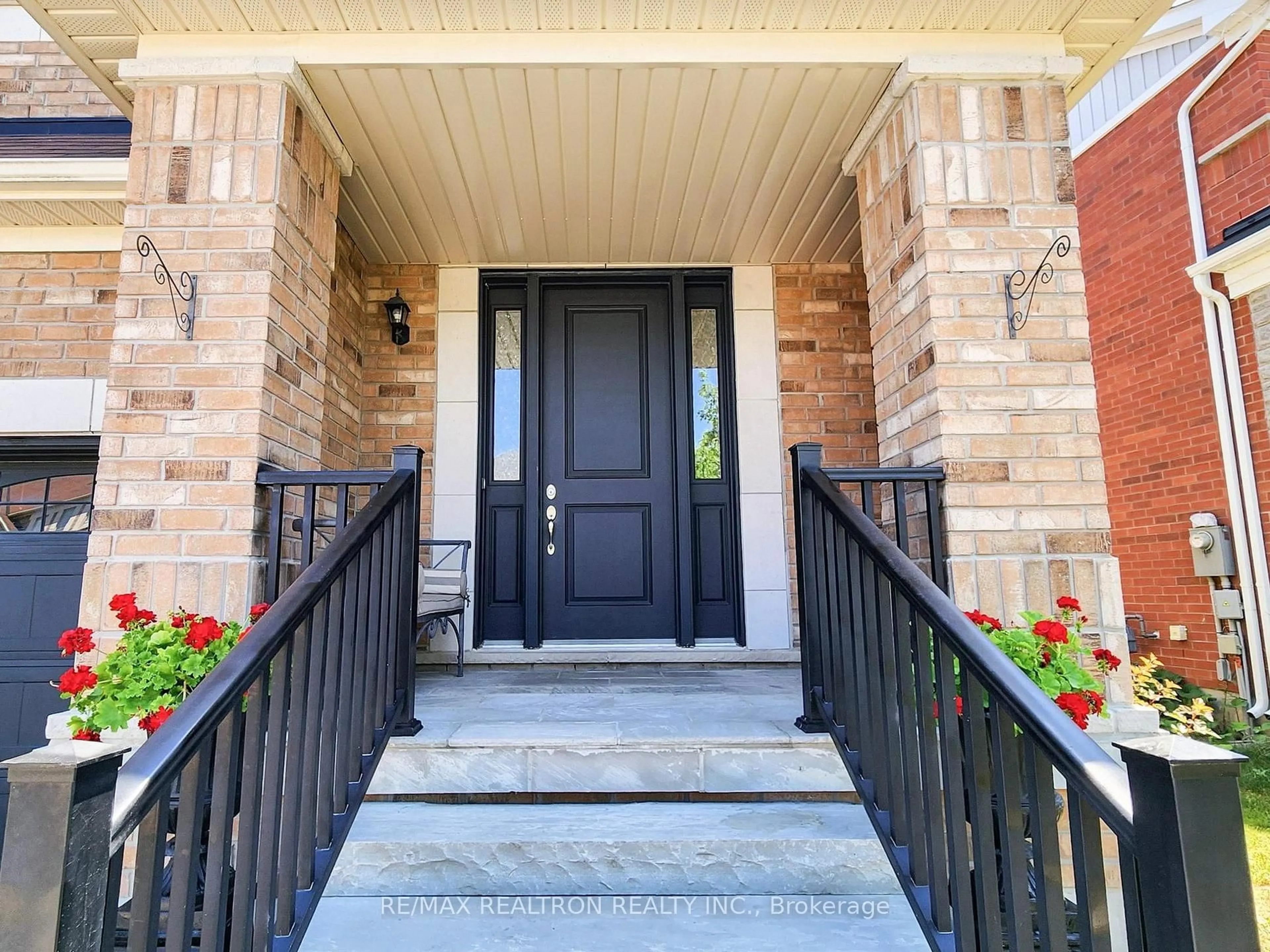 Indoor entryway for 39 Aelick Crt, Bradford West Gwillimbury Ontario L3Z 0S9