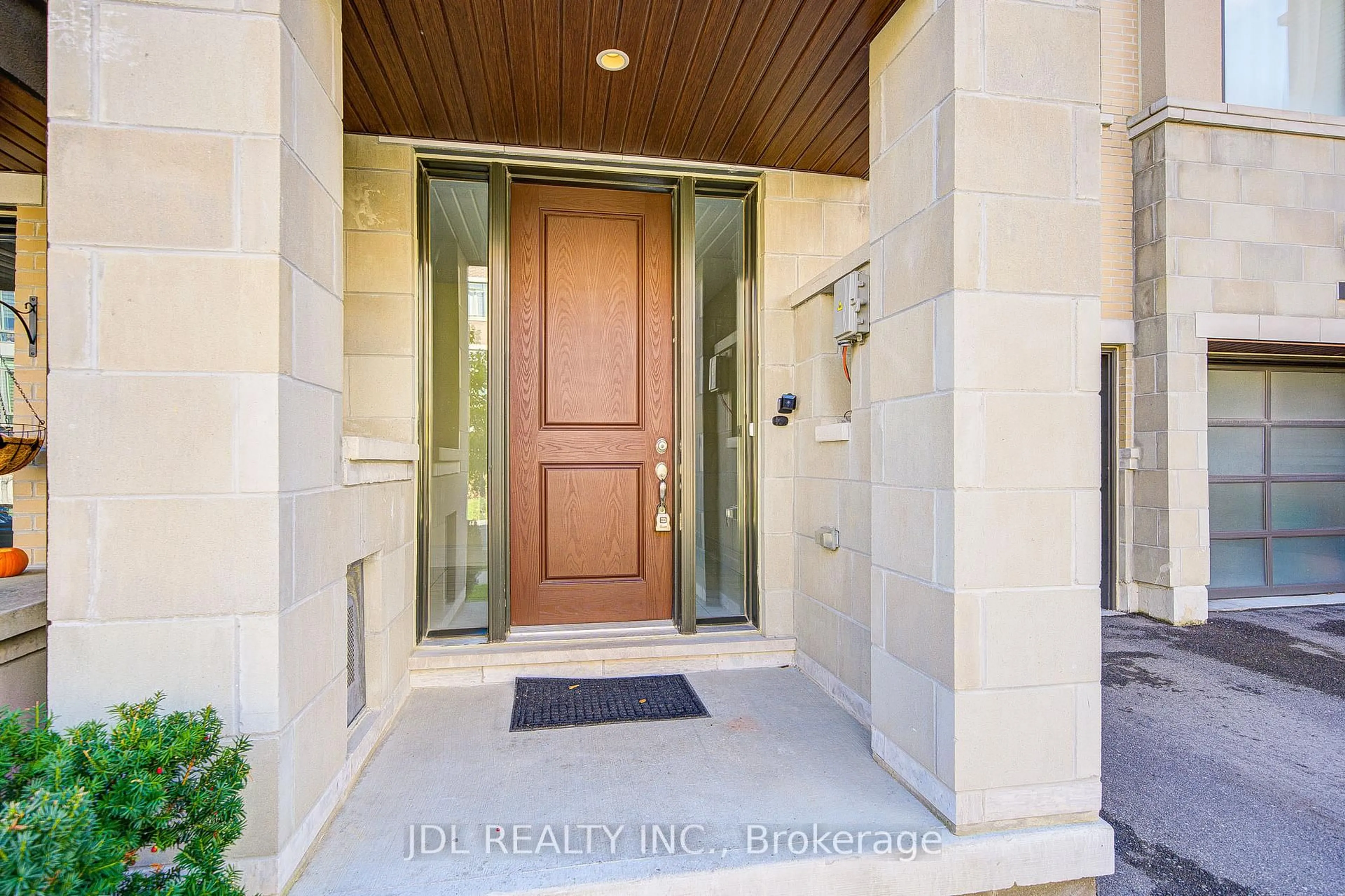 Indoor entryway for 94 Carrville Woods Circ, Vaughan Ontario L6A 4Z6