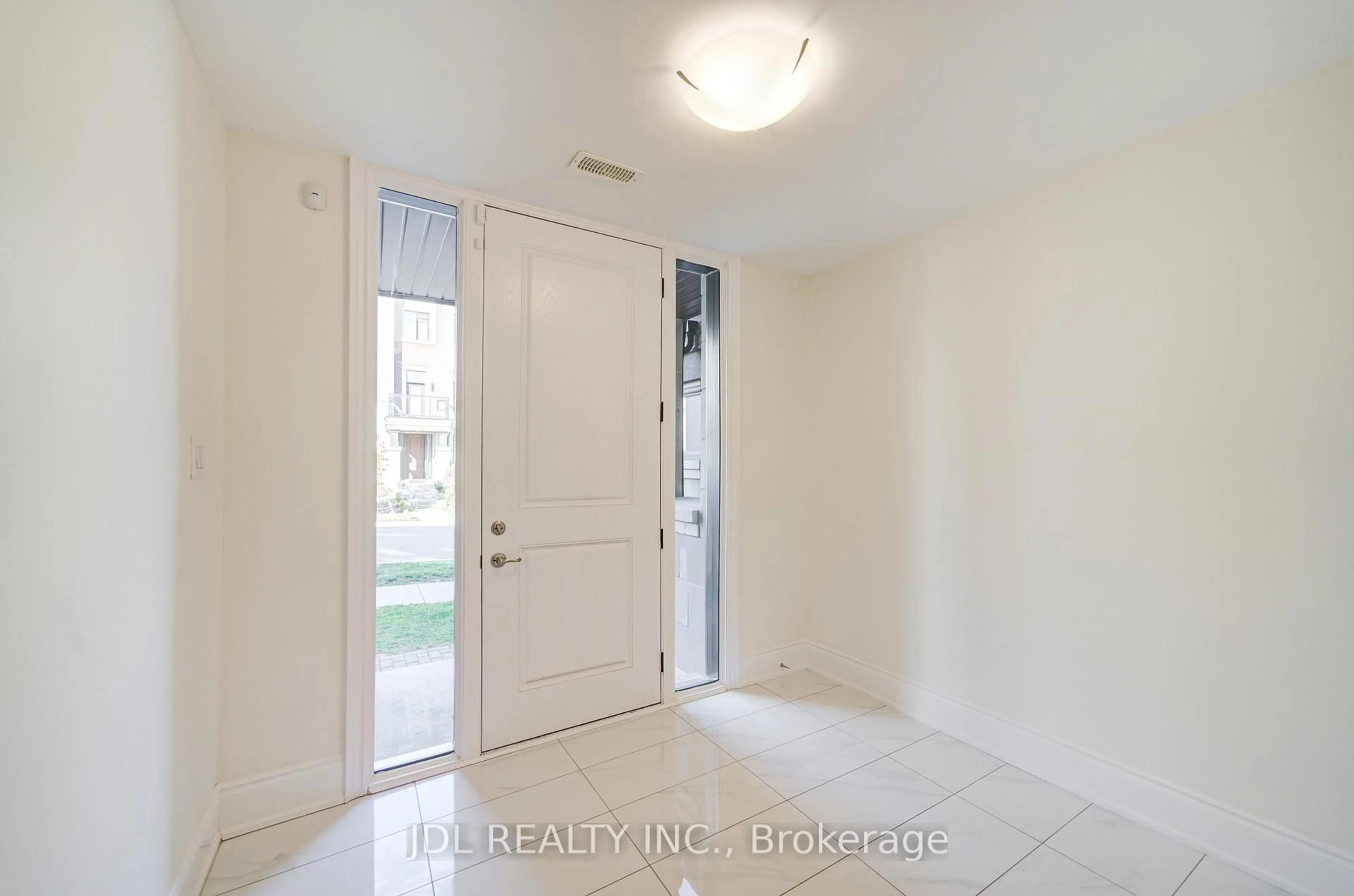 Indoor entryway for 94 Carrville Woods Circ, Vaughan Ontario L6A 4Z6