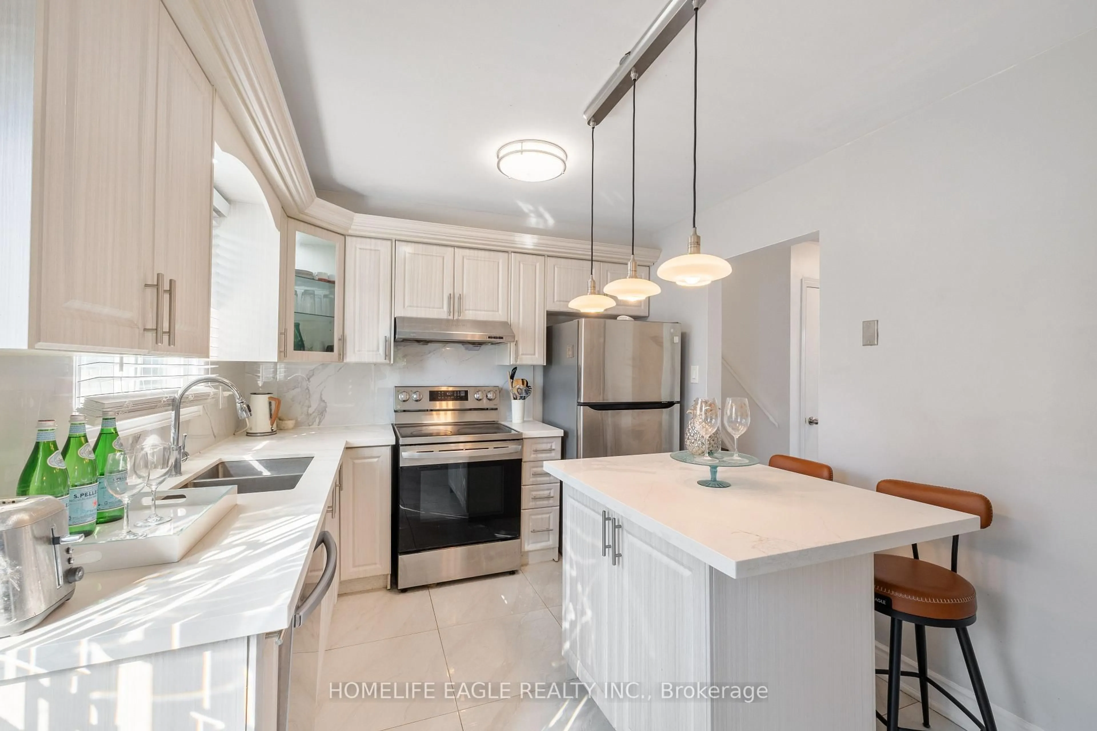 Open concept kitchen, ceramic/tile floor for 23 Maurino Crt, Bradford West Gwillimbury Ontario L3Z 1S6