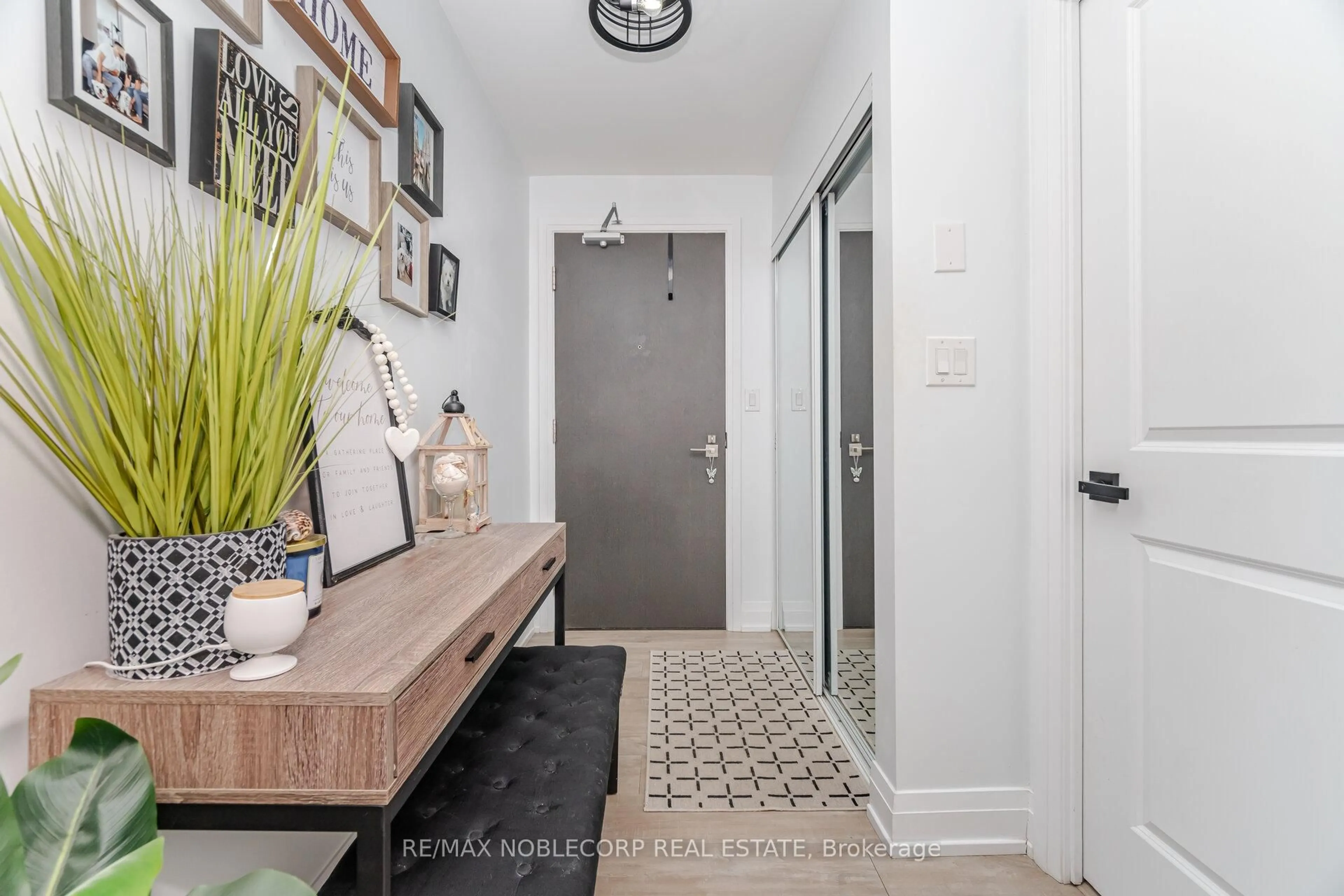 Indoor entryway for 3700 Highway 7 Rd #1505, Vaughan Ontario L4L 0G8