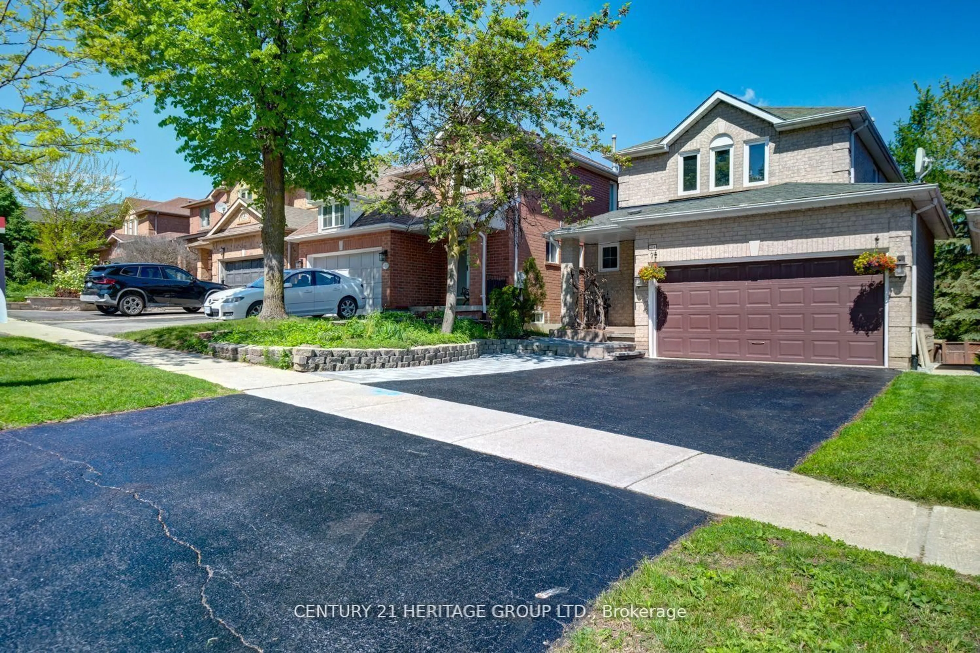A pic from outside/outdoor area/front of a property/back of a property/a pic from drone, street for 431 Carruthers Ave, Newmarket Ontario L3X 2C1