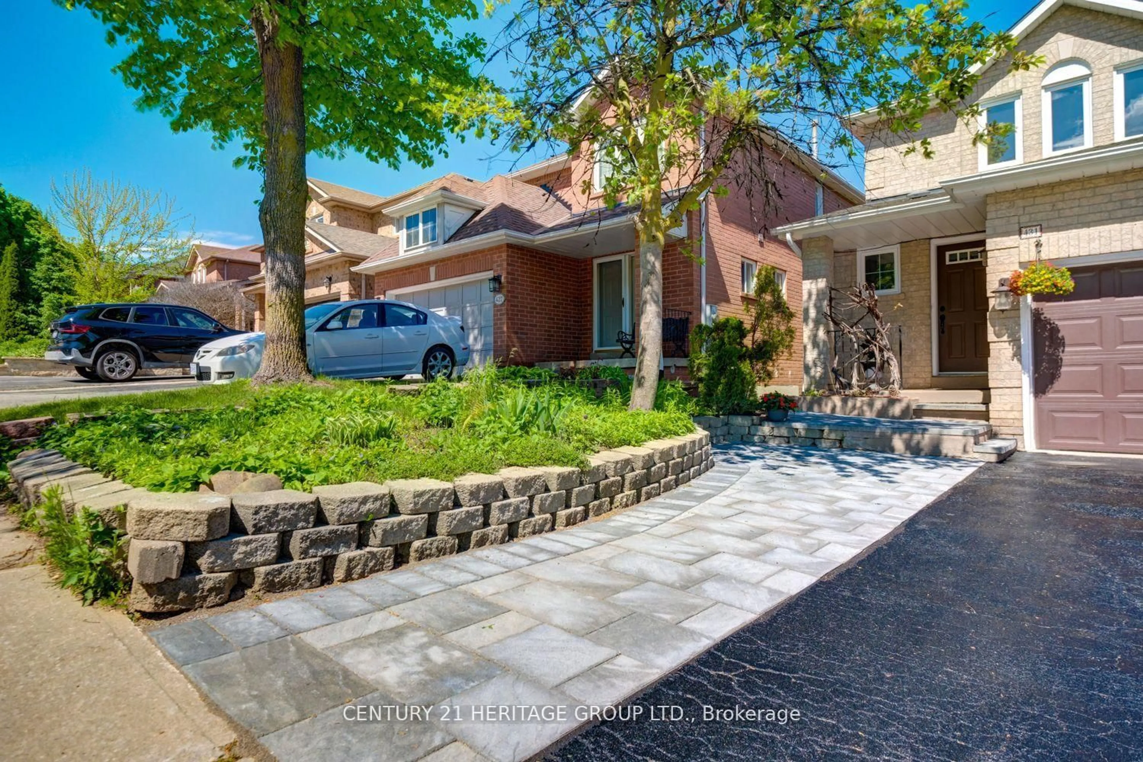 Home with brick exterior material, street for 431 Carruthers Ave, Newmarket Ontario L3X 2C1