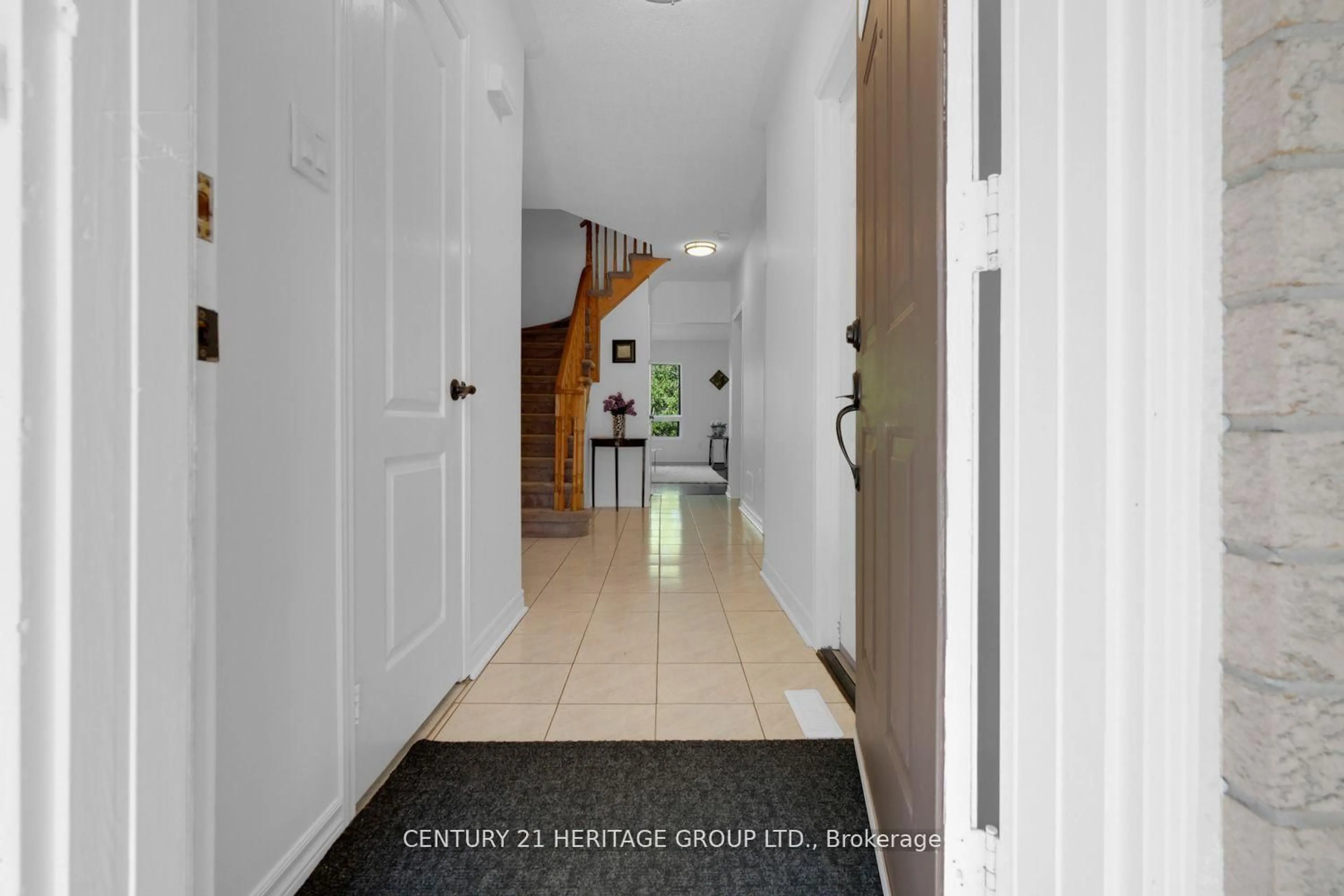 Indoor foyer for 431 Carruthers Ave, Newmarket Ontario L3X 2C1