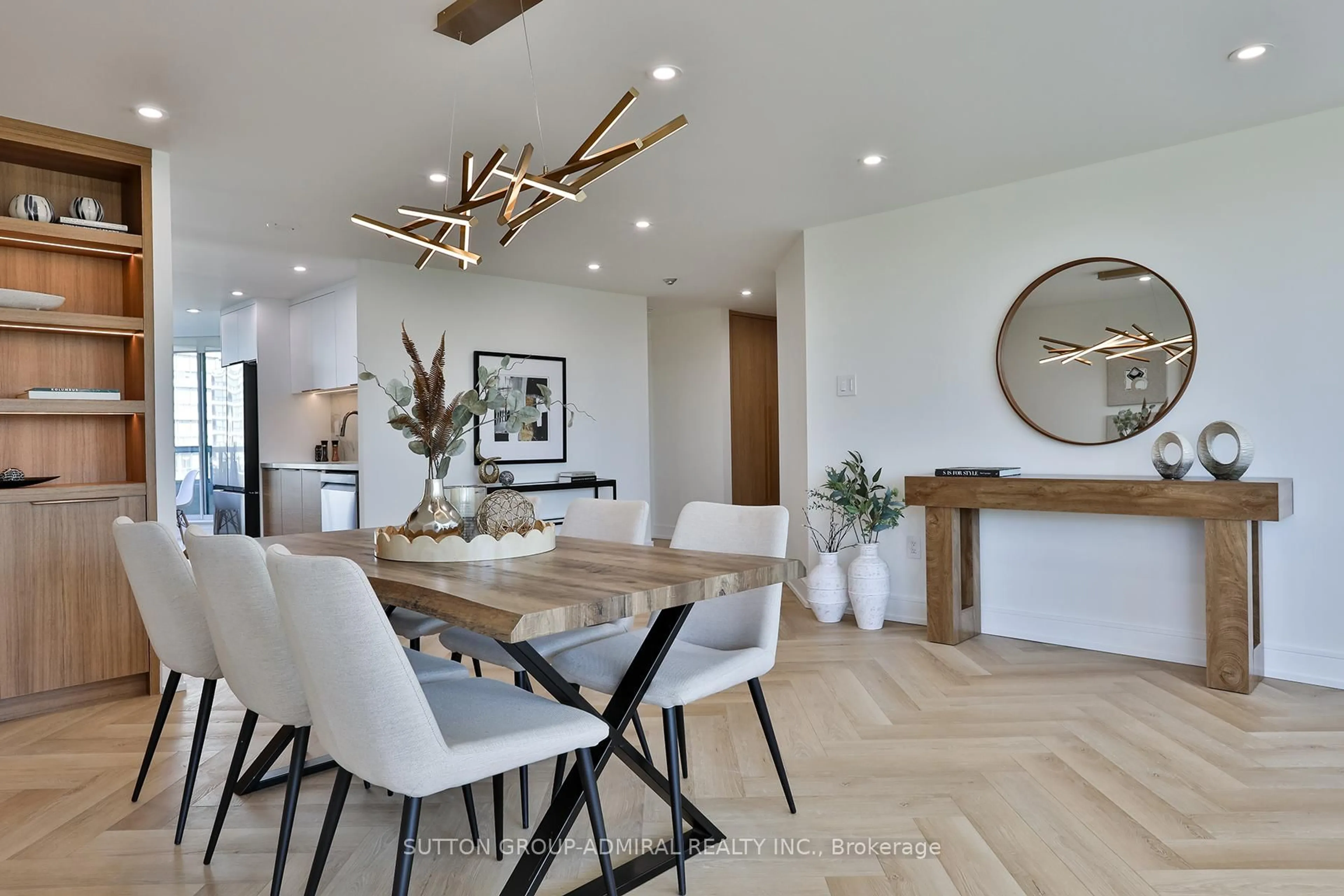 Dining room, wood/laminate floor for 7250 Yonge St #610, Vaughan Ontario L4J 7X1