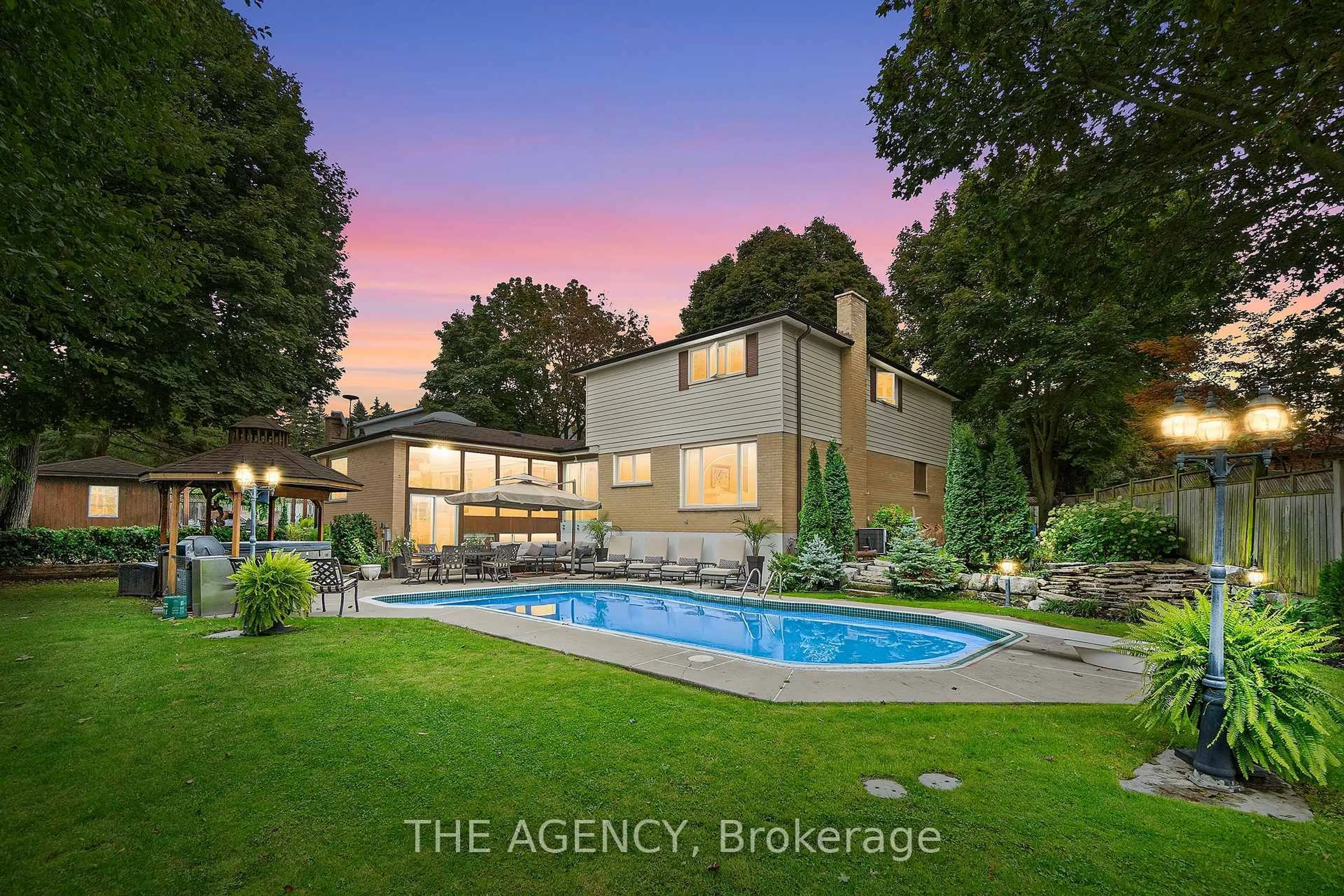 A pic from outside/outdoor area/front of a property/back of a property/a pic from drone, street for 178 Millpond Crt, Richmond Hill Ontario L4C 4W5