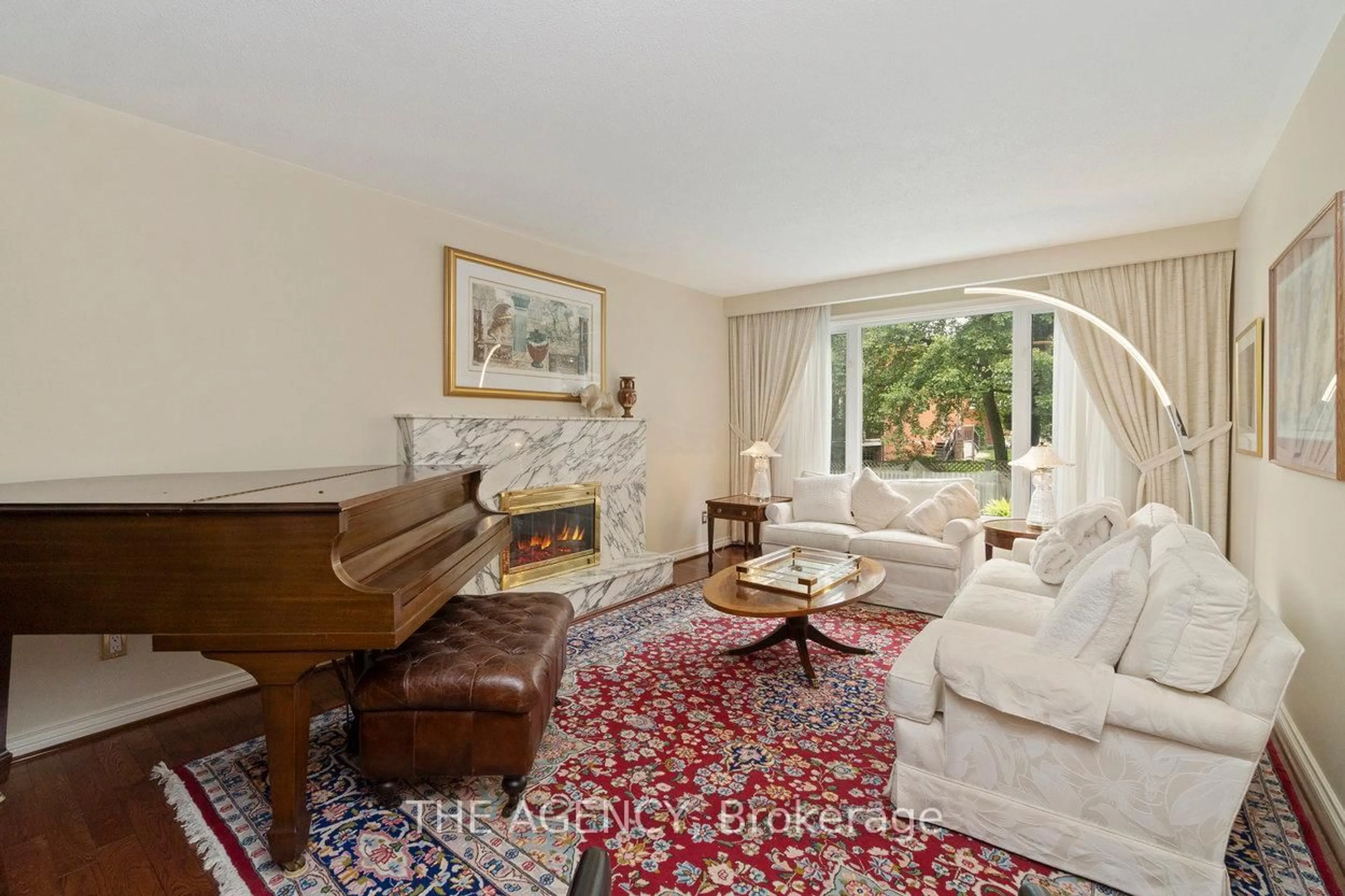 Living room with furniture, carpet floor for 178 Millpond Crt, Richmond Hill Ontario L4C 4W5