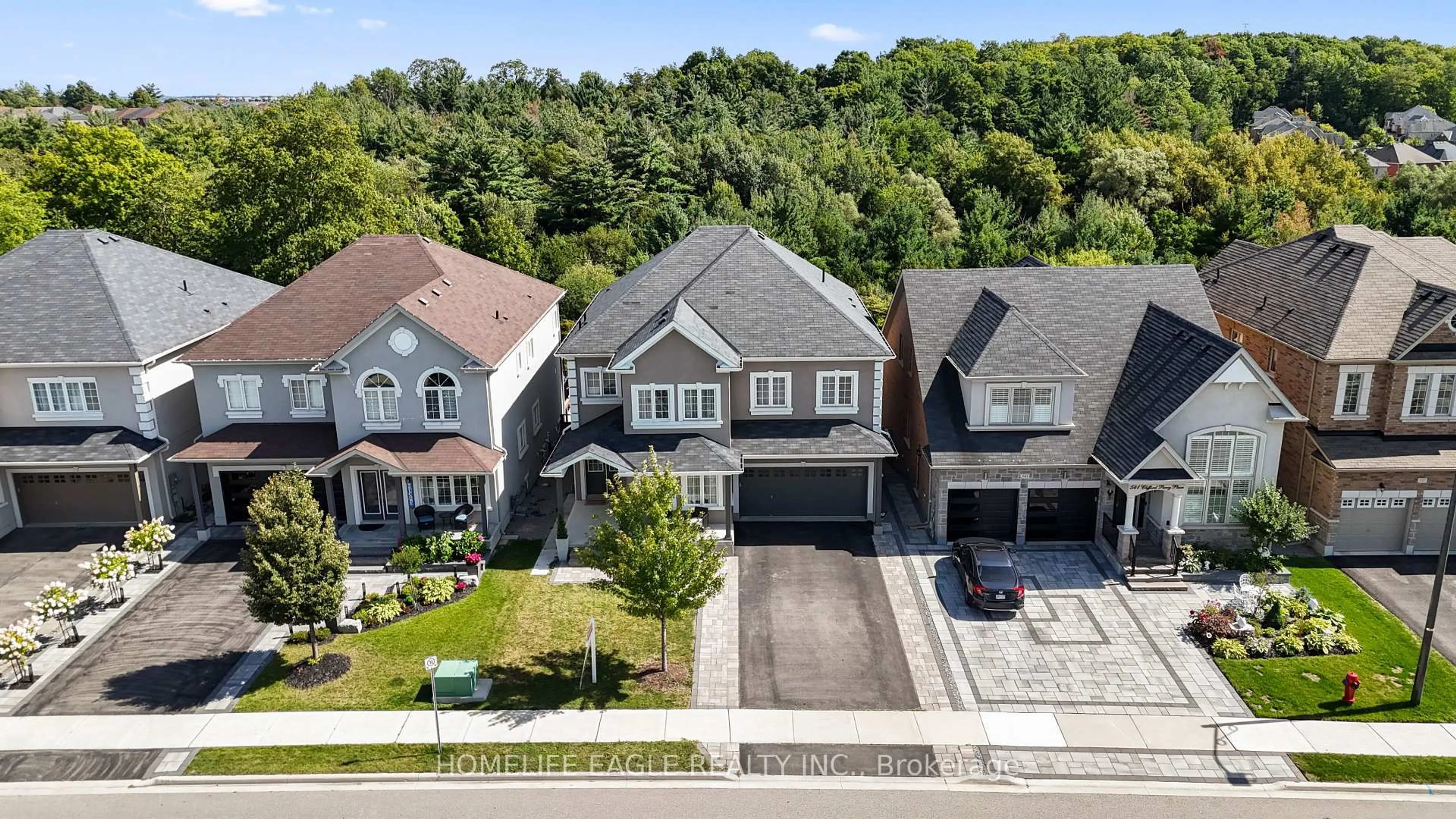 A pic from outside/outdoor area/front of a property/back of a property/a pic from drone, street for 545 Clifford Perry Pl, Newmarket Ontario L3X 0J1