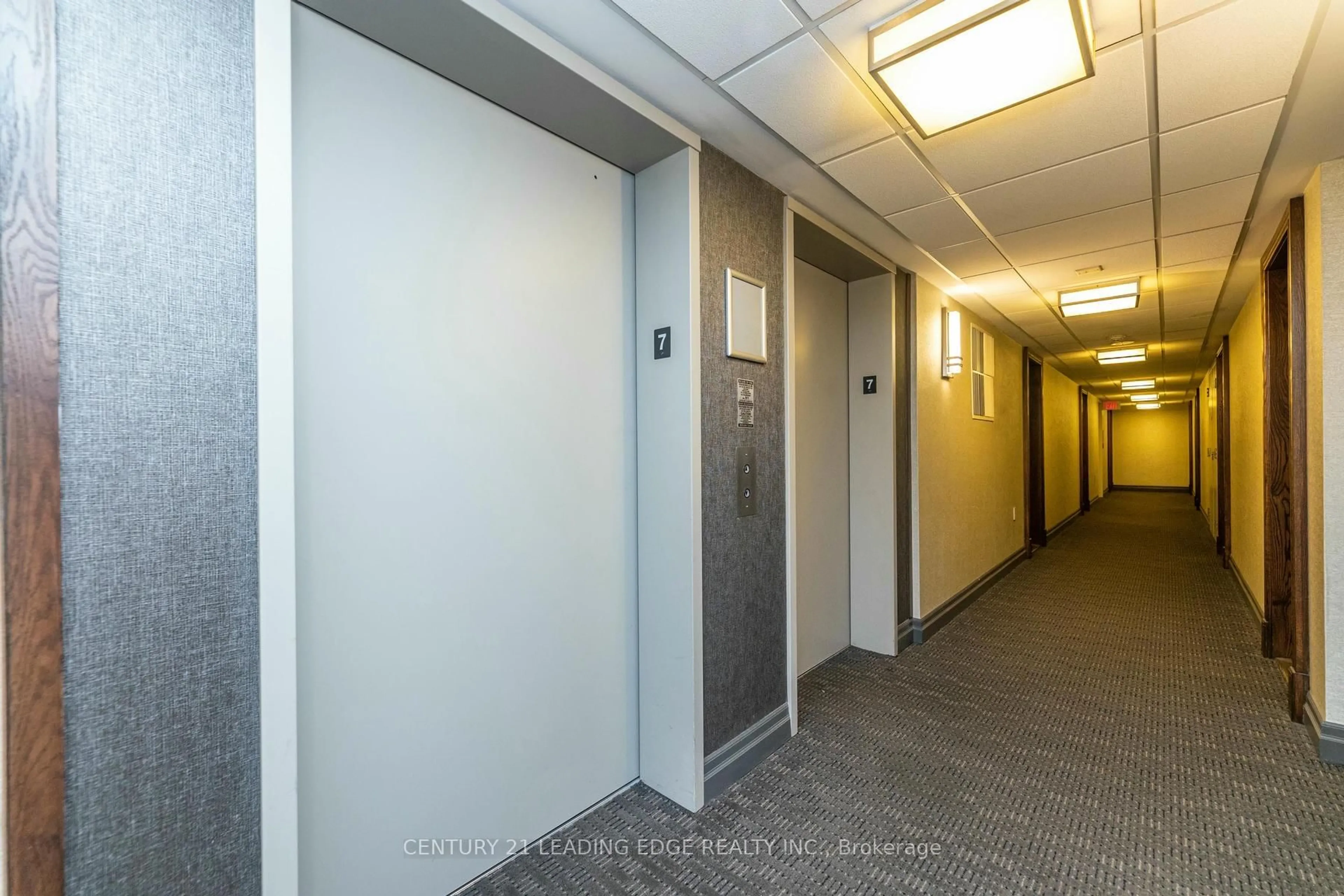 Indoor foyer for 11 Oneida Cres #712, Richmond Hill Ontario L4B 0A1