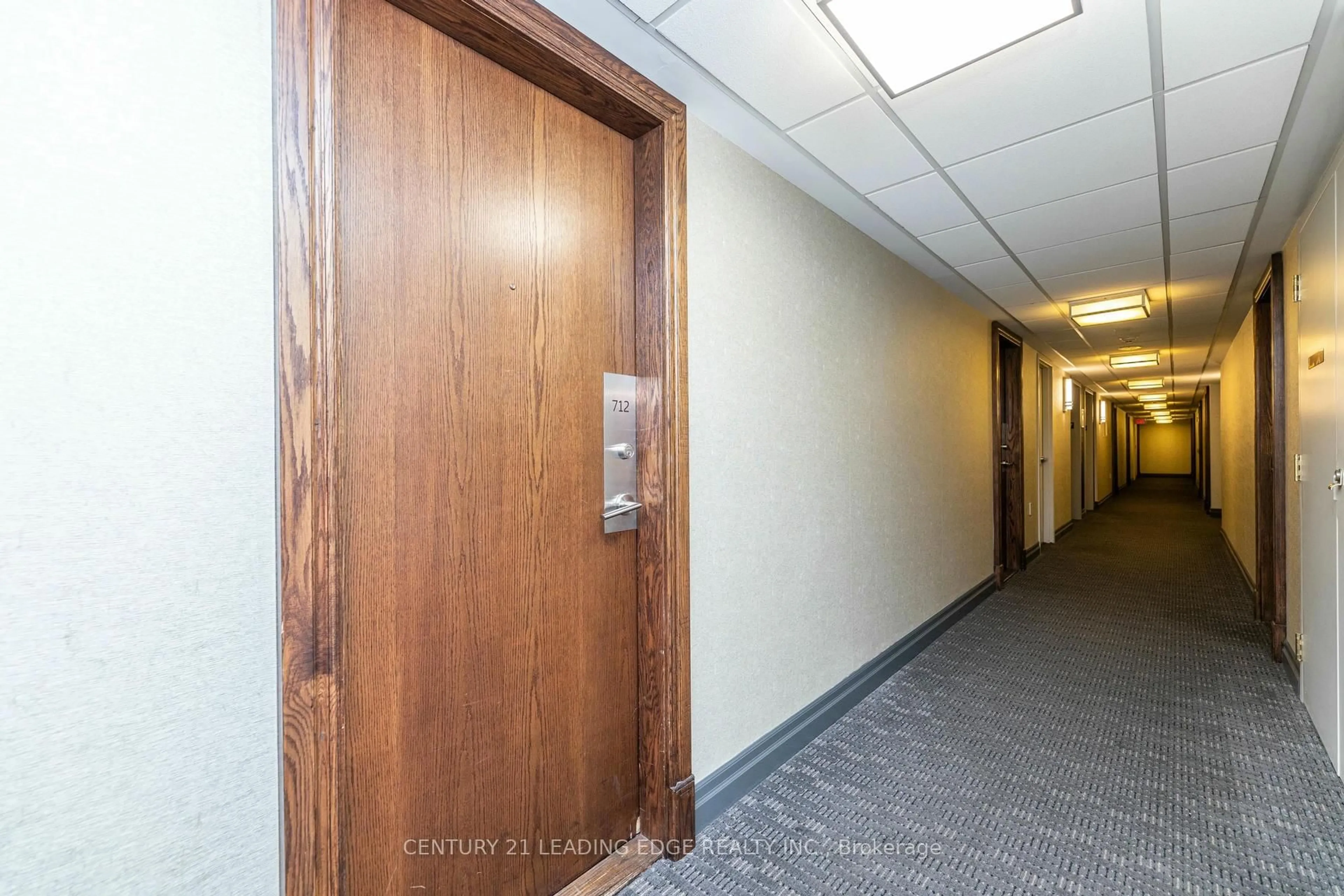 Indoor foyer for 11 Oneida Cres #712, Richmond Hill Ontario L4B 0A1