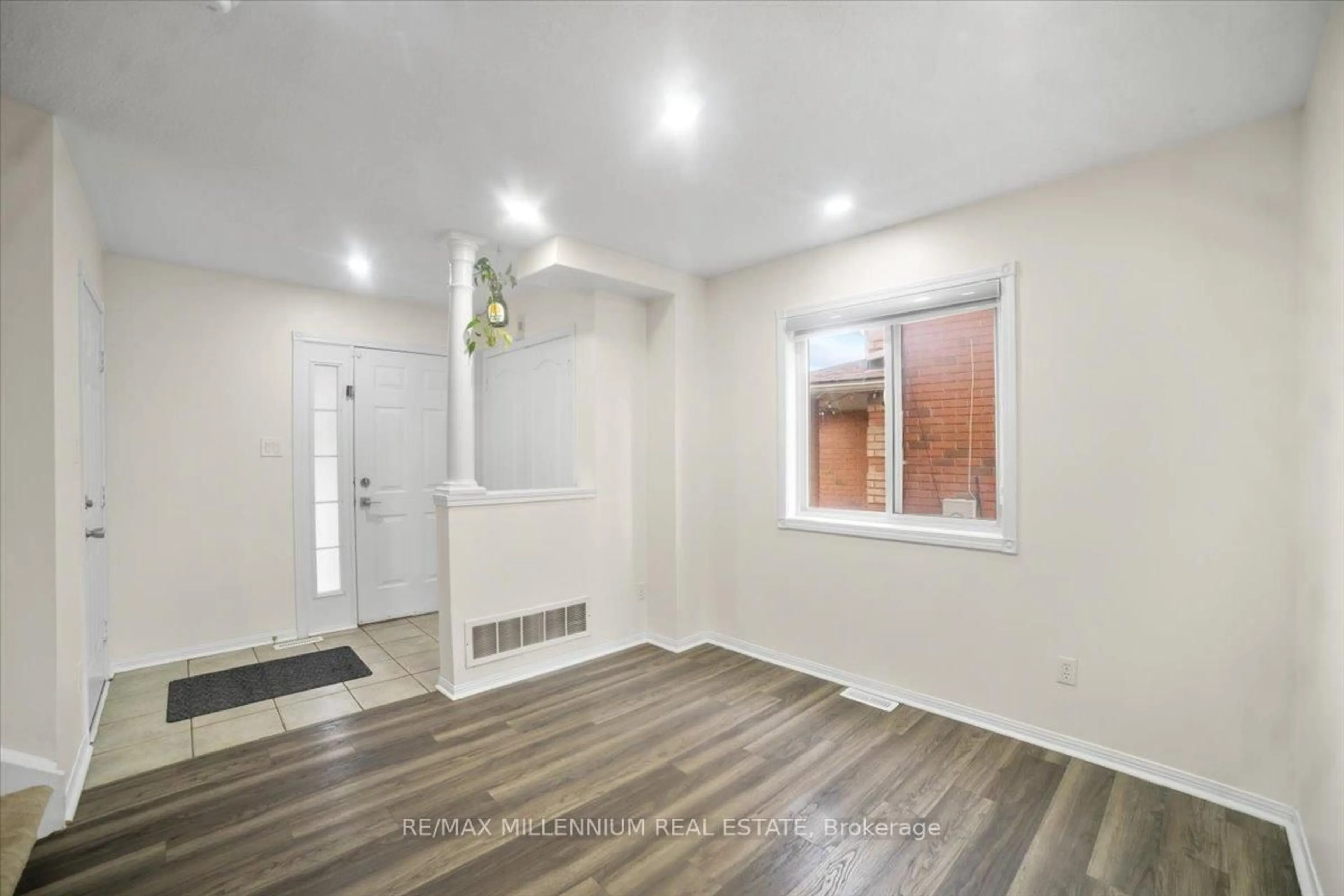 Indoor entryway for 83 Smith St, Bradford West Gwillimbury Ontario L3Z 3E3