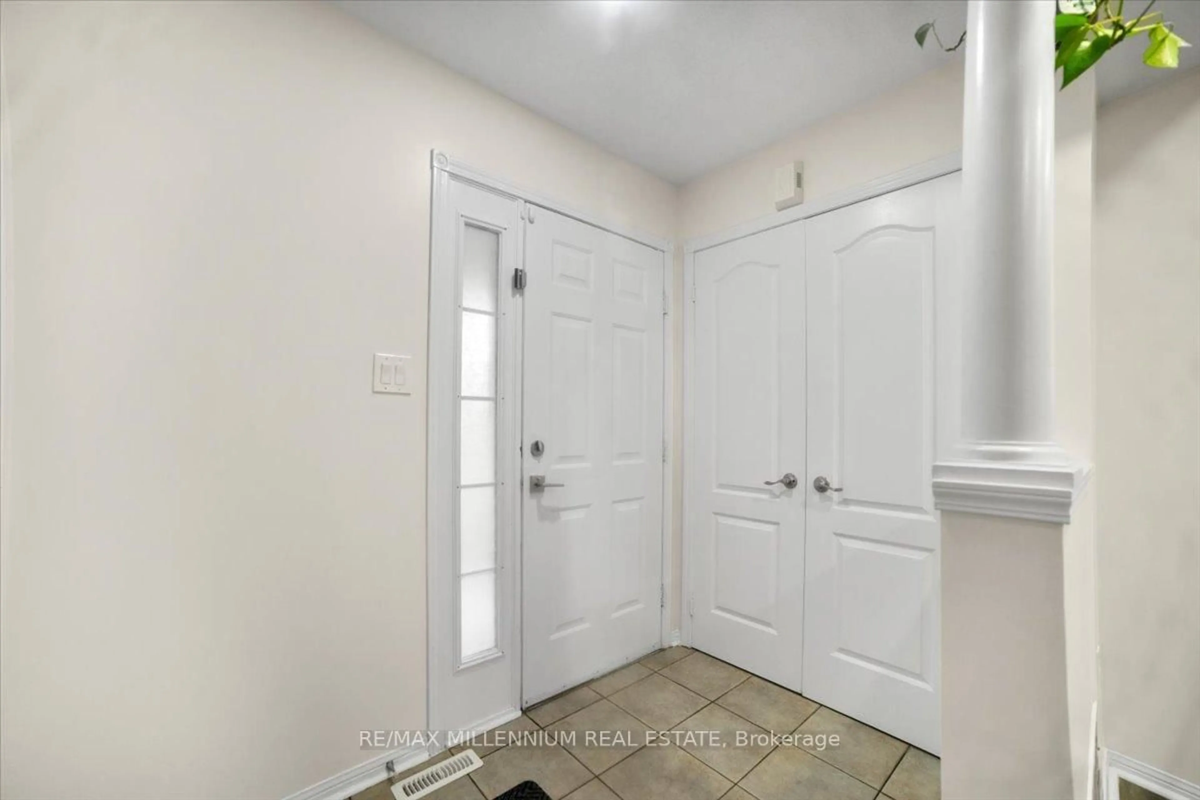 Indoor entryway for 83 Smith St, Bradford West Gwillimbury Ontario L3Z 3E3