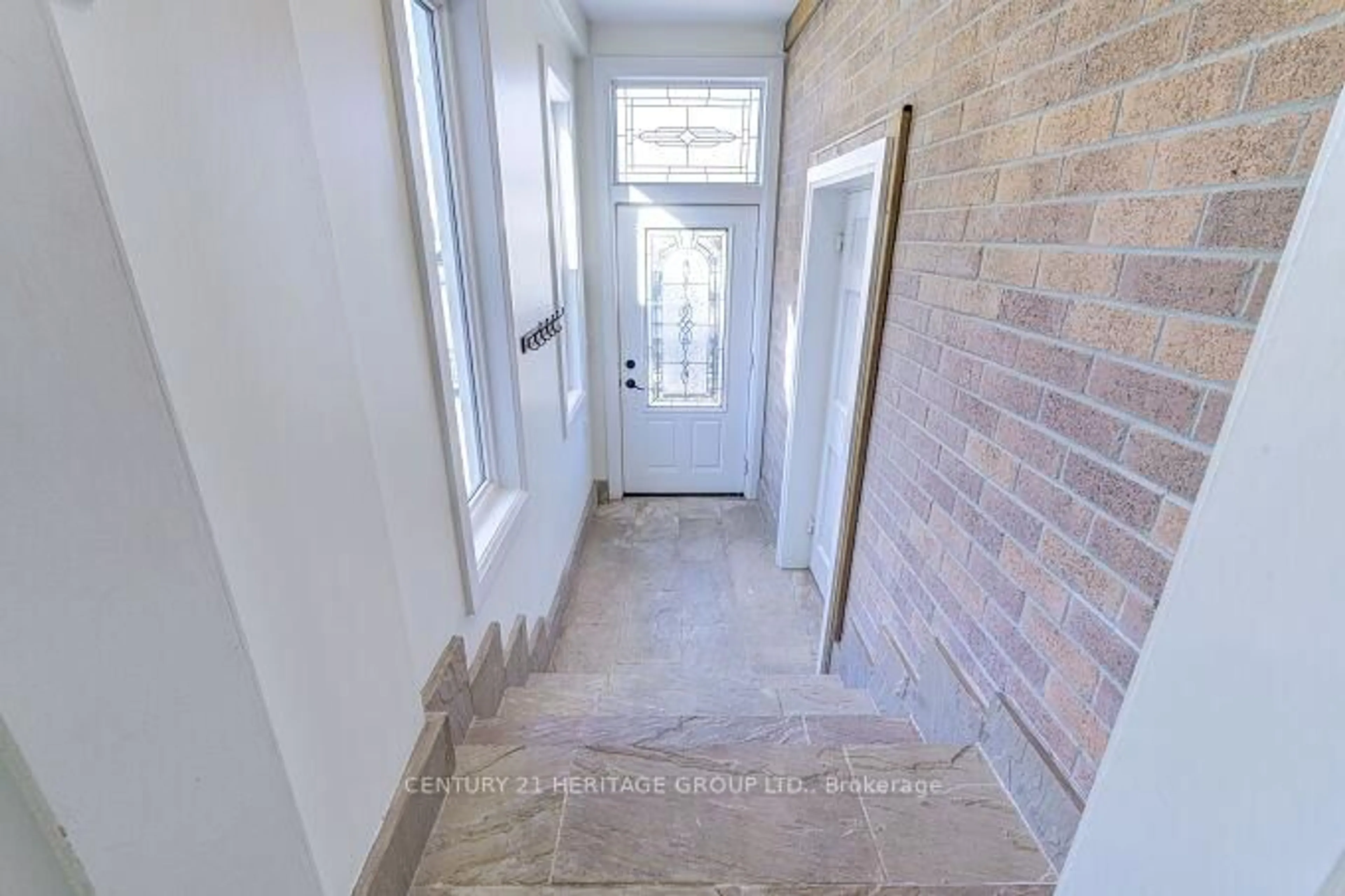 Indoor entryway for 187 Currey Cres, Newmarket Ontario L3Y 5M7