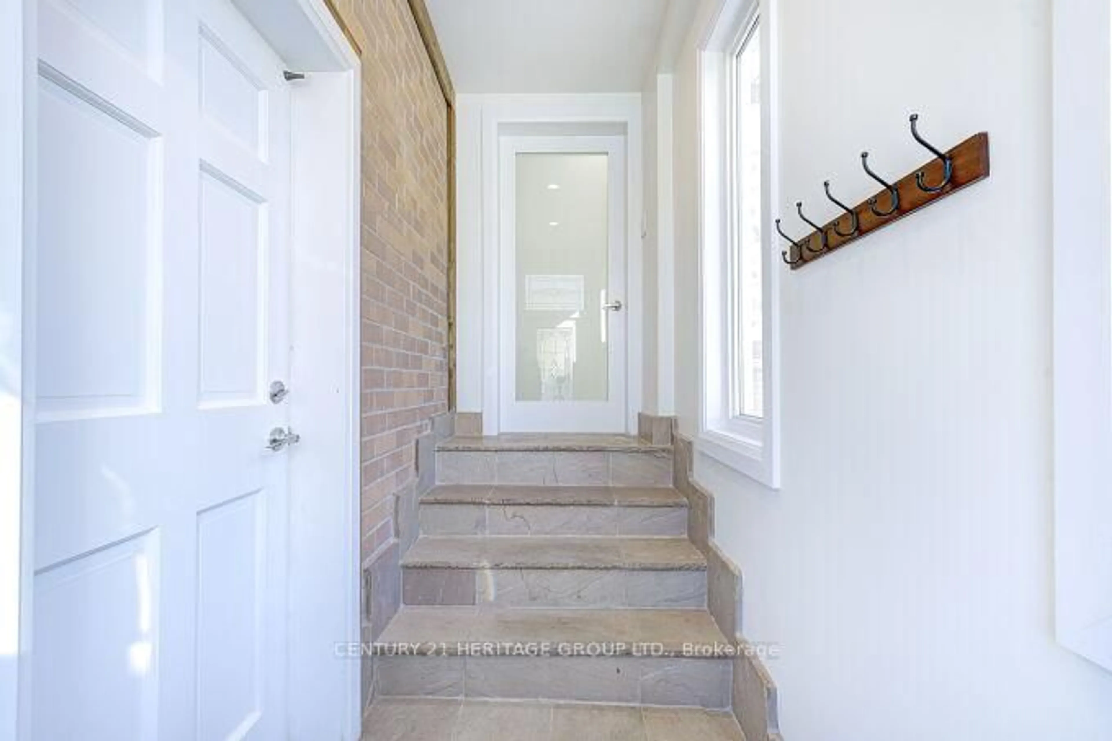 Indoor entryway for 187 Currey Cres, Newmarket Ontario L3Y 5M7