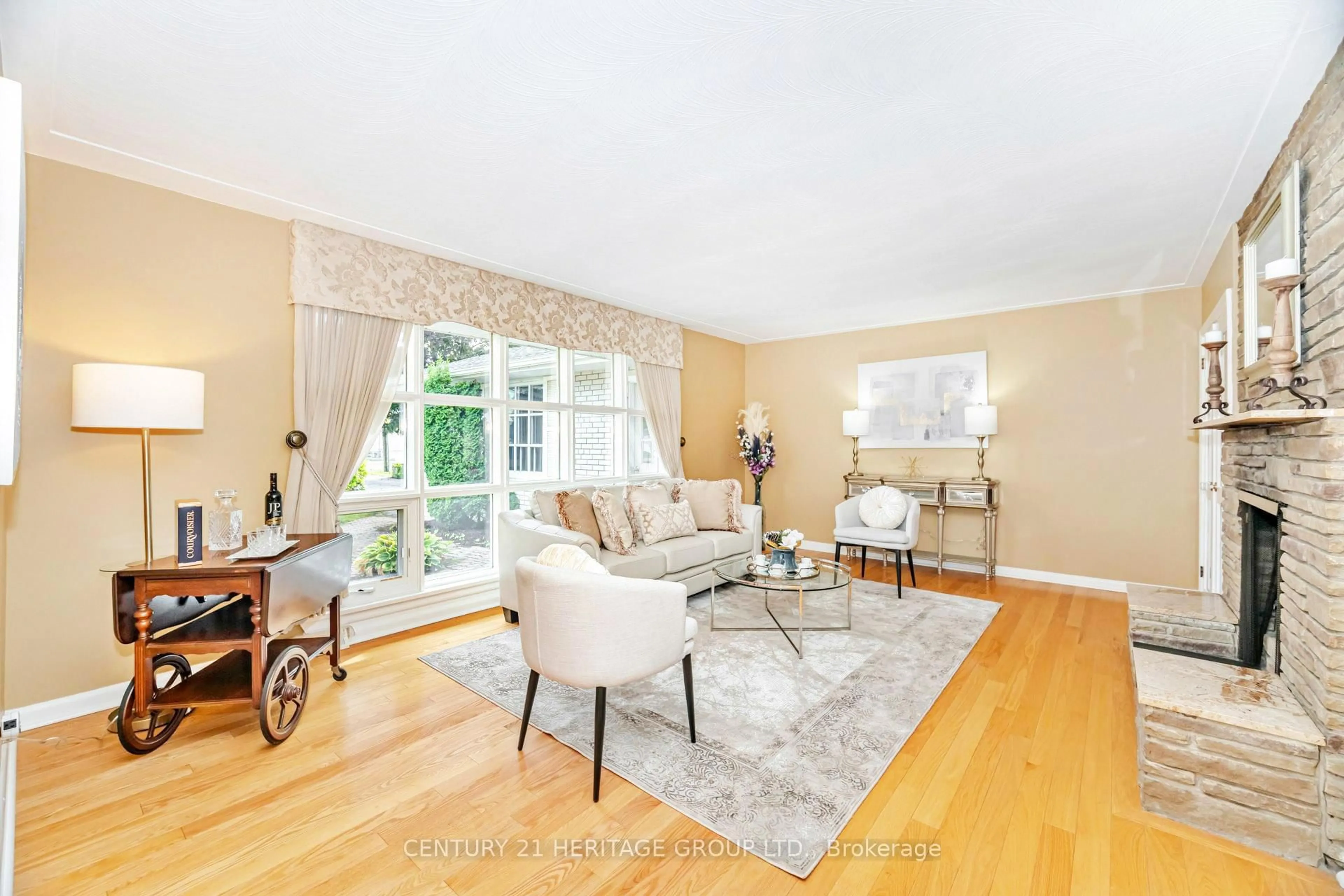 Living room with furniture, unknown for 22 Poplar Dr, Richmond Hill Ontario L4E 2X6