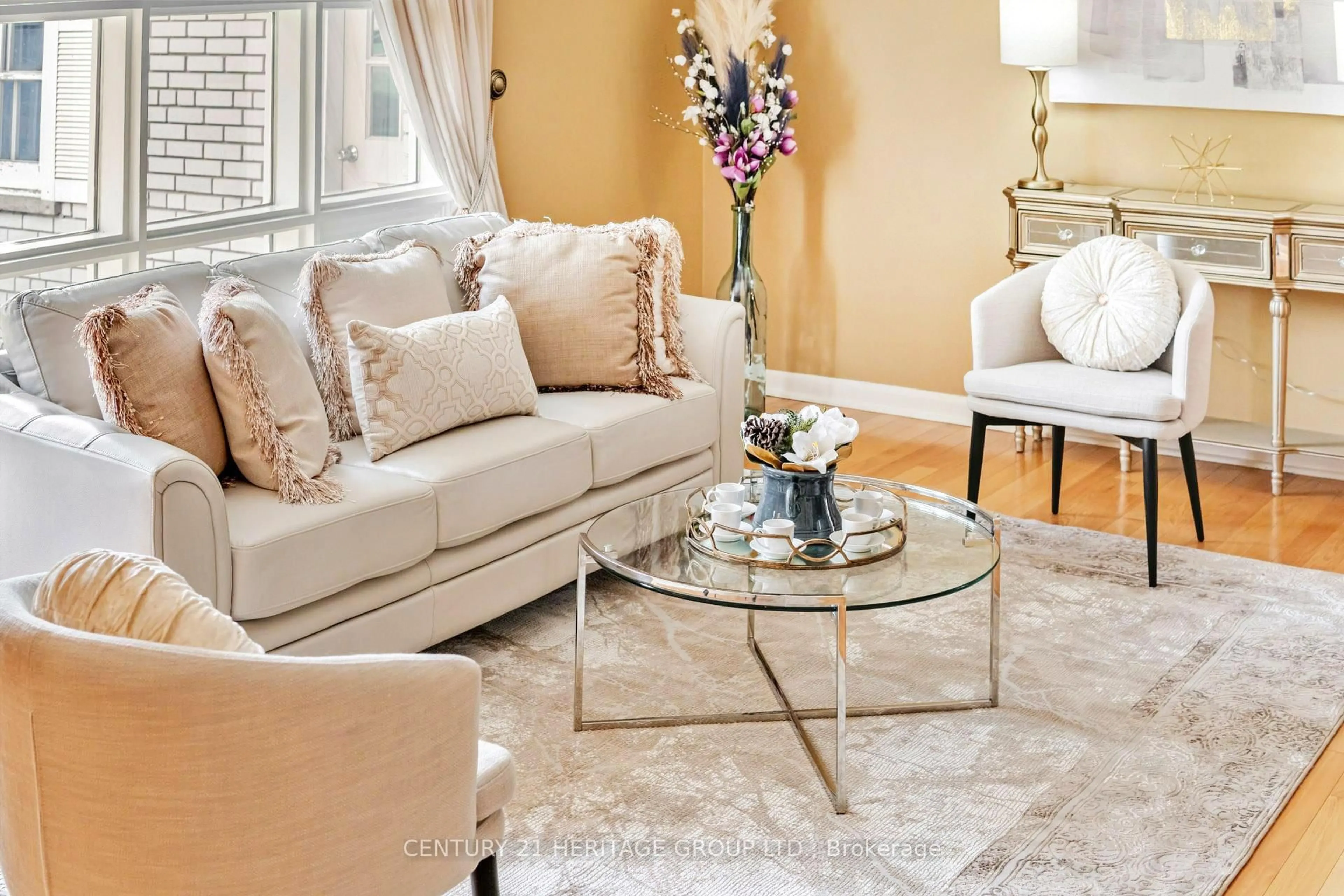 Living room with furniture, carpet floor for 22 Poplar Dr, Richmond Hill Ontario L4E 2X6