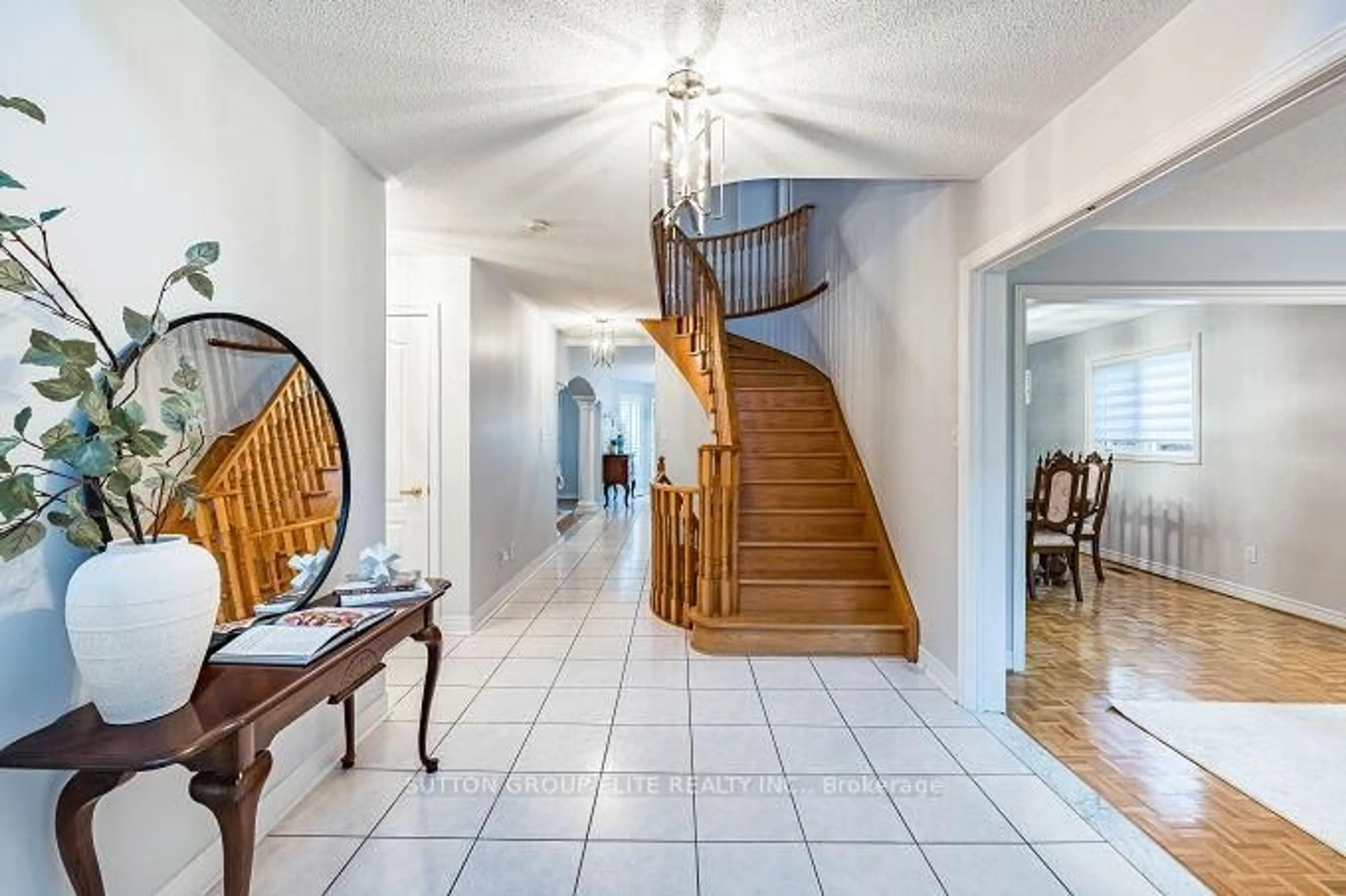 Indoor foyer for 8734 Martin Grove Rd, Vaughan Ontario L4H 1G2