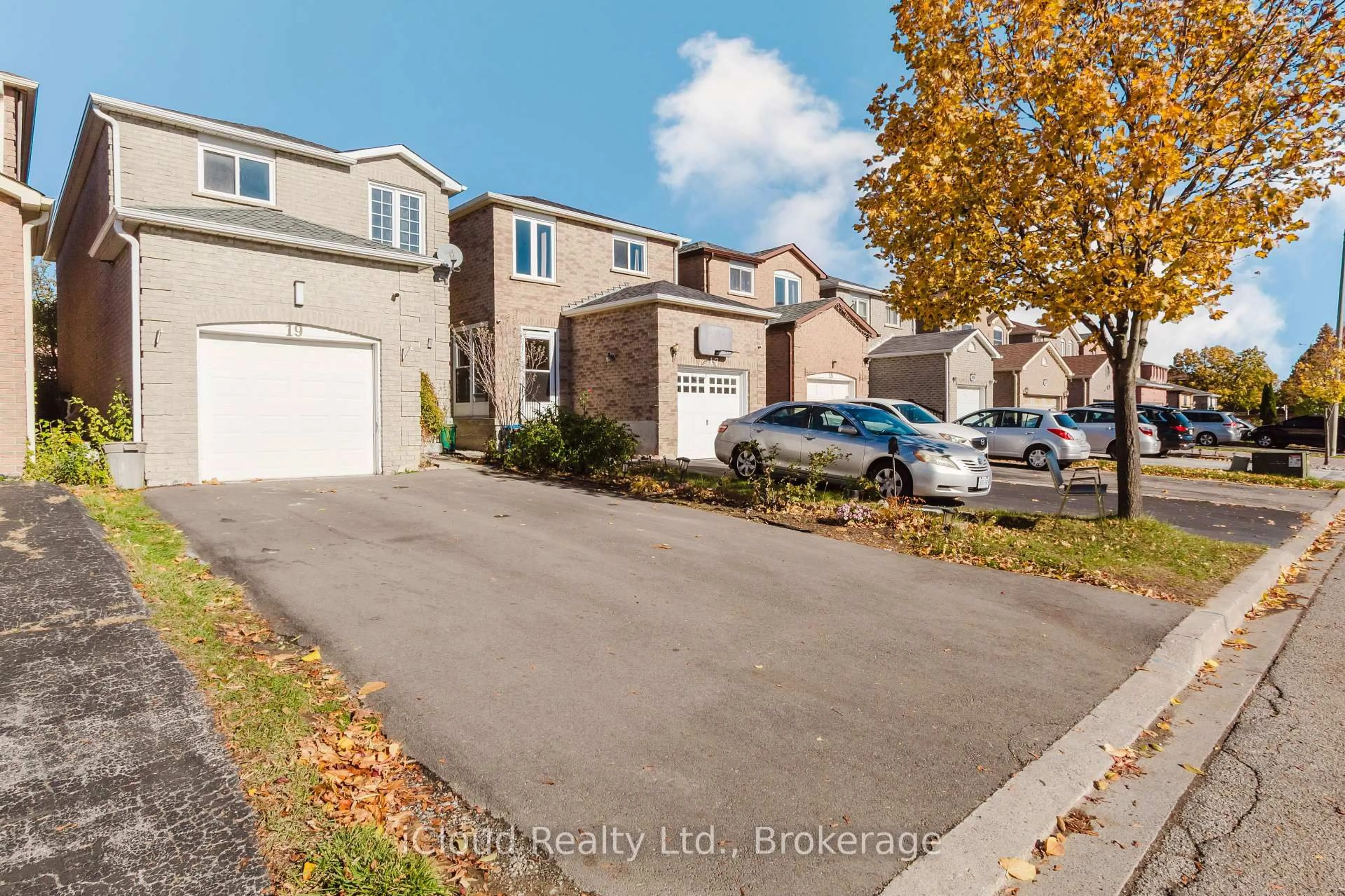 A pic from outside/outdoor area/front of a property/back of a property/a pic from drone, street for 19 Goodwood Dr, Markham Ontario L3S 2K6