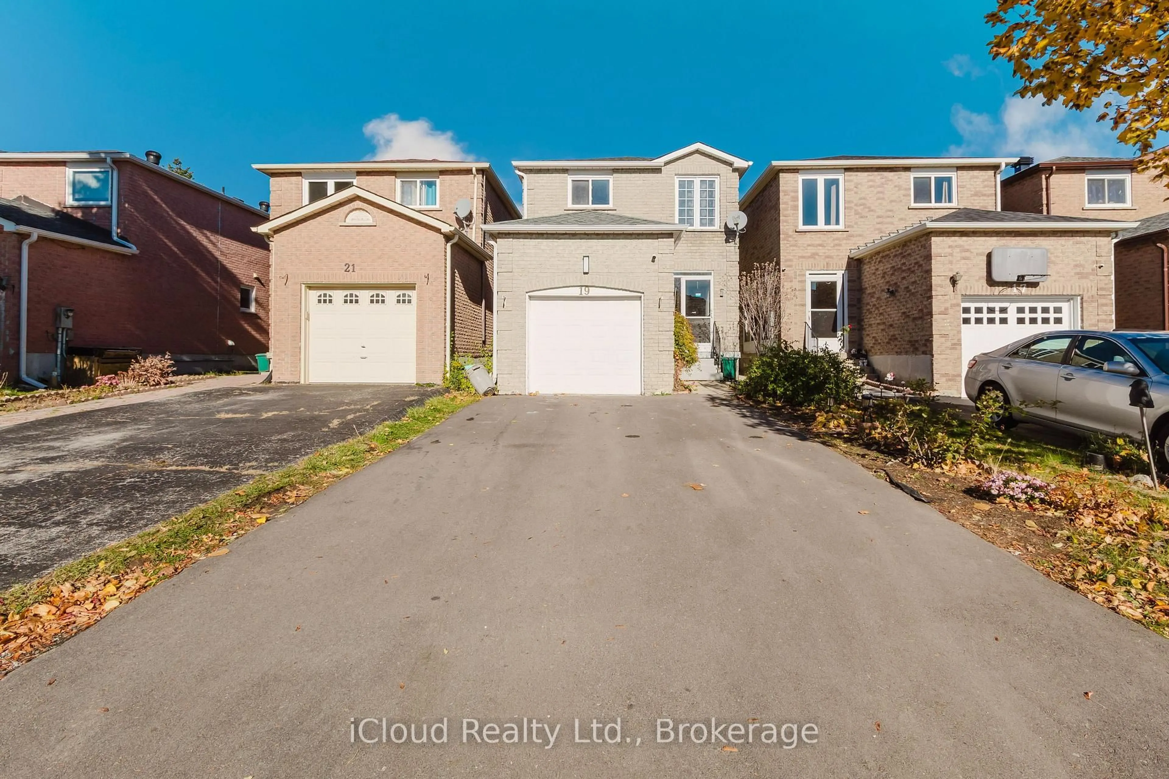 A pic from outside/outdoor area/front of a property/back of a property/a pic from drone, street for 19 Goodwood Dr, Markham Ontario L3S 2K6