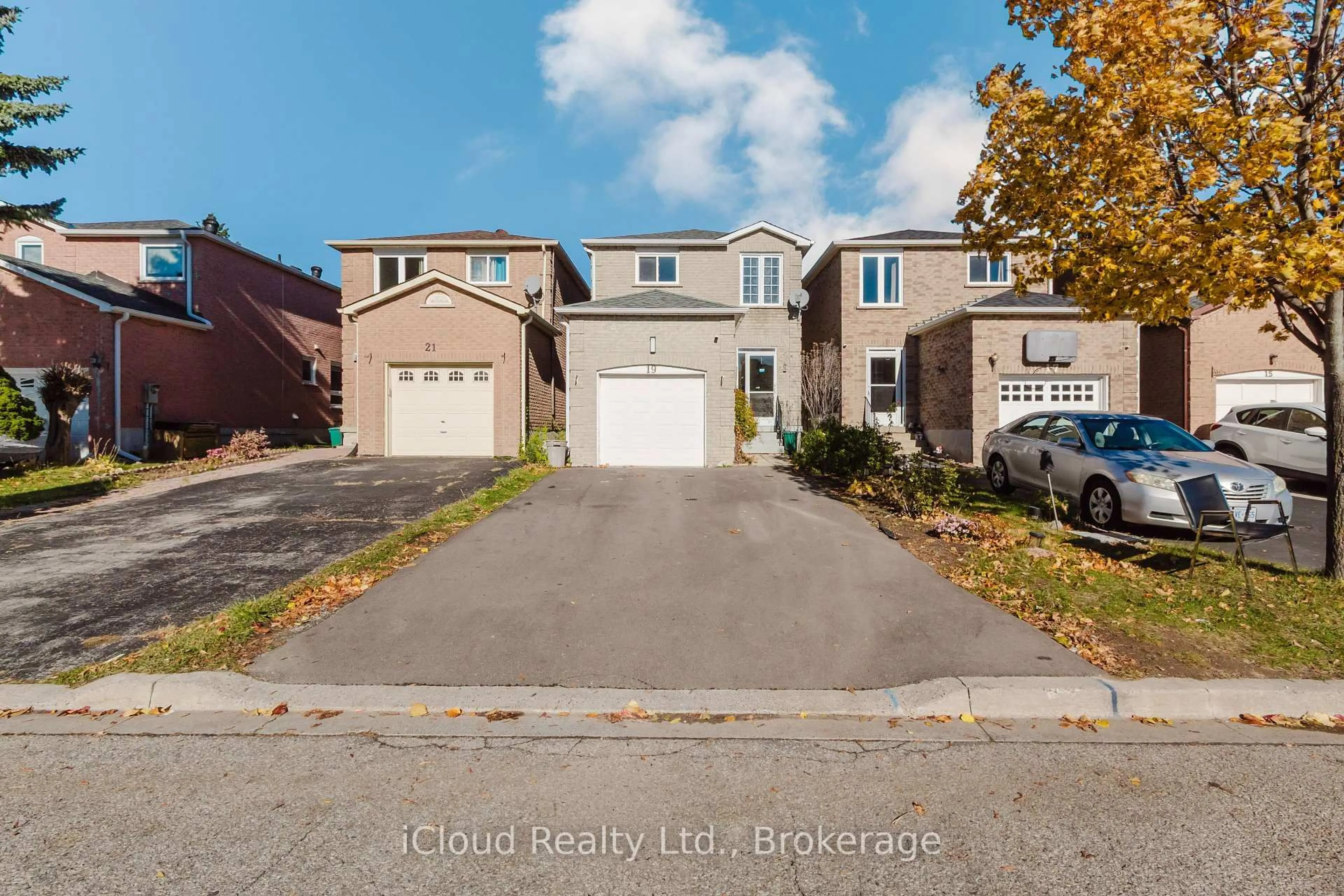 A pic from outside/outdoor area/front of a property/back of a property/a pic from drone, street for 19 Goodwood Dr, Markham Ontario L3S 2K6