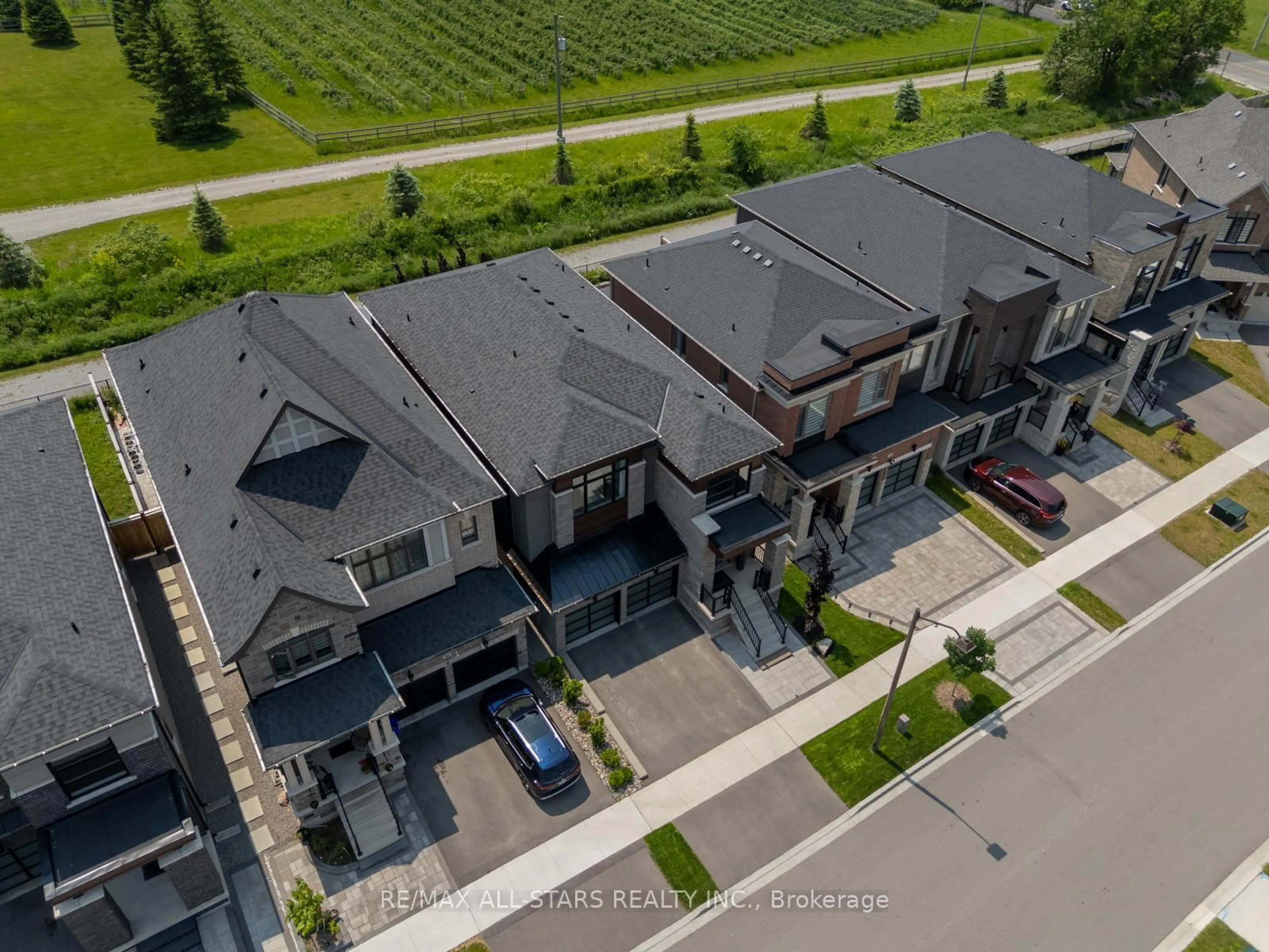 A pic from outside/outdoor area/front of a property/back of a property/a pic from drone, unknown for 76 Boundary Blvd, Whitchurch-Stouffville Ontario L4A 4W2